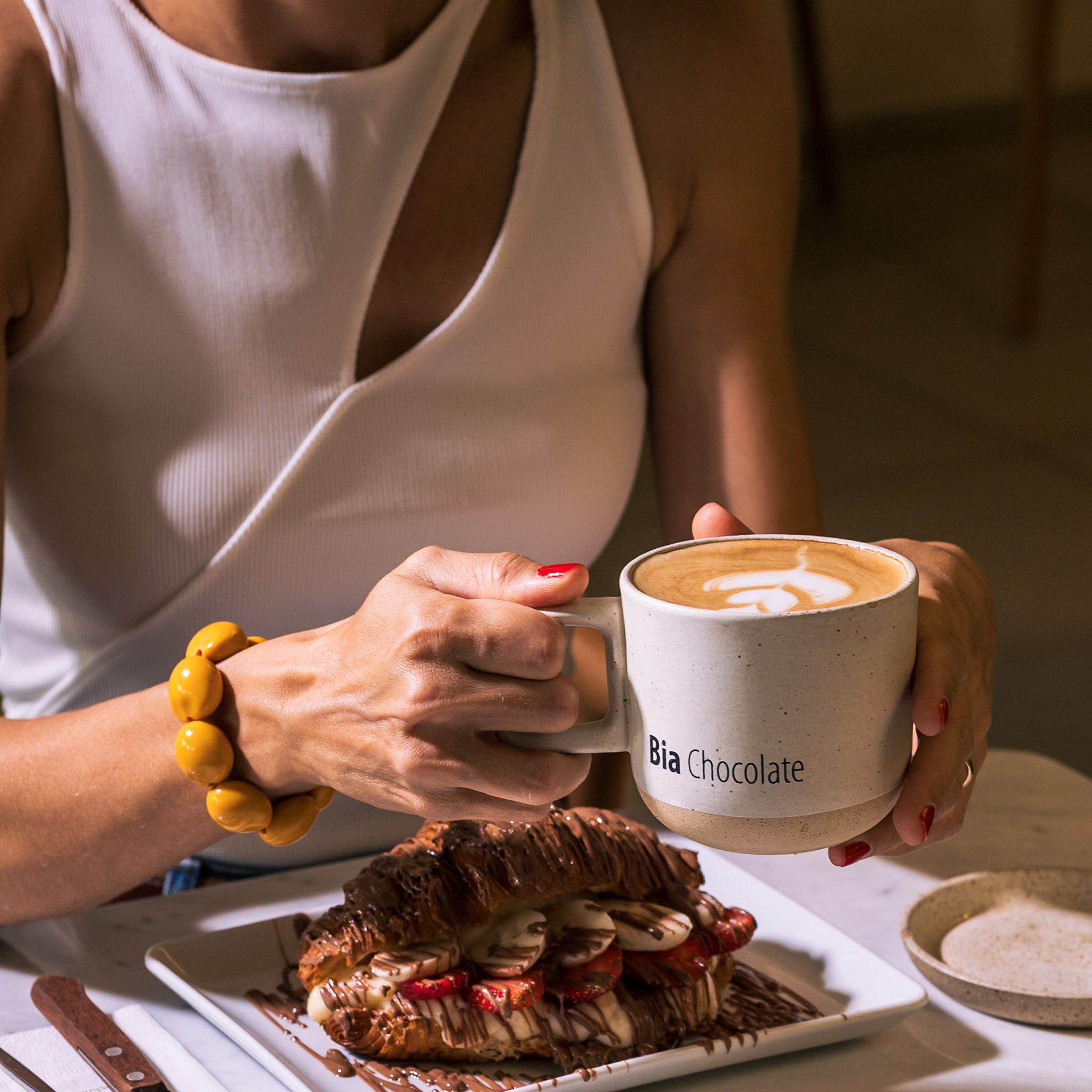 ESPRESSO LATTE Güne keyifli bir başlangıç yapmak veya Bia Chocolate’ın leziz tatlılarına mükemmel bir eşlik arıyorsanız, karamel, fındık, vanilya ve daha birçok lezzet seçeneğiyle latte çeşitlerimizi keşfetmeye davetlisiniz.