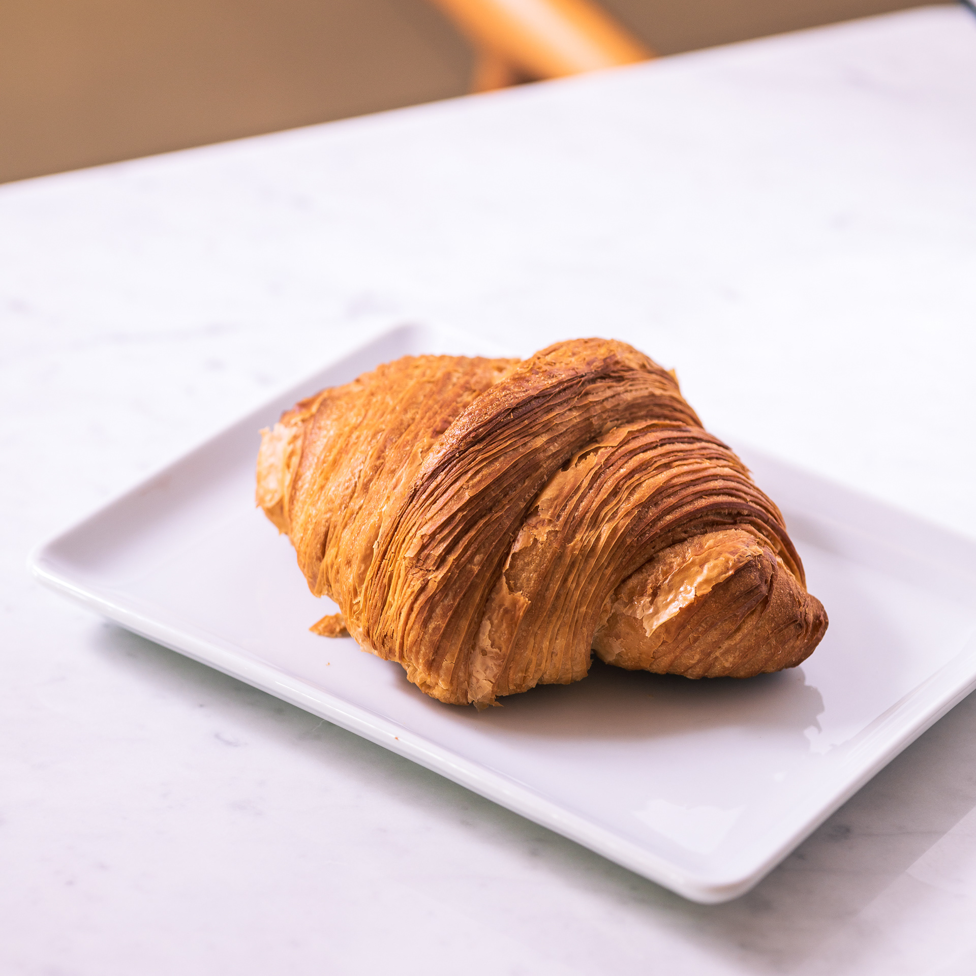 PLAIN CROISSANT Kruvasanlarımız öyle lezzetli ve çıtır ki, adeta Paris sokaklarında bir sabah kahvesiyle buluşmuş gibi hissedeceksiniz!