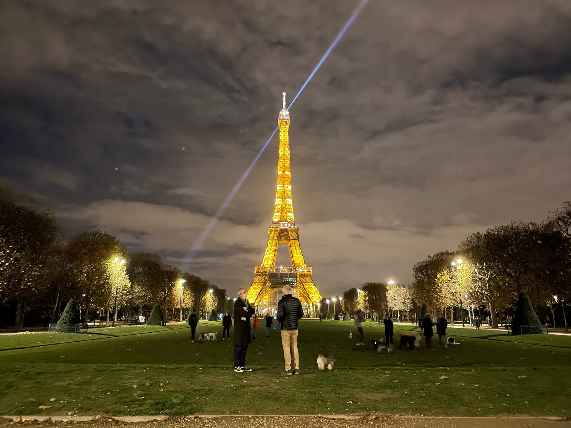16 novembre : Un trait de lumière barre le ciel ⚡️