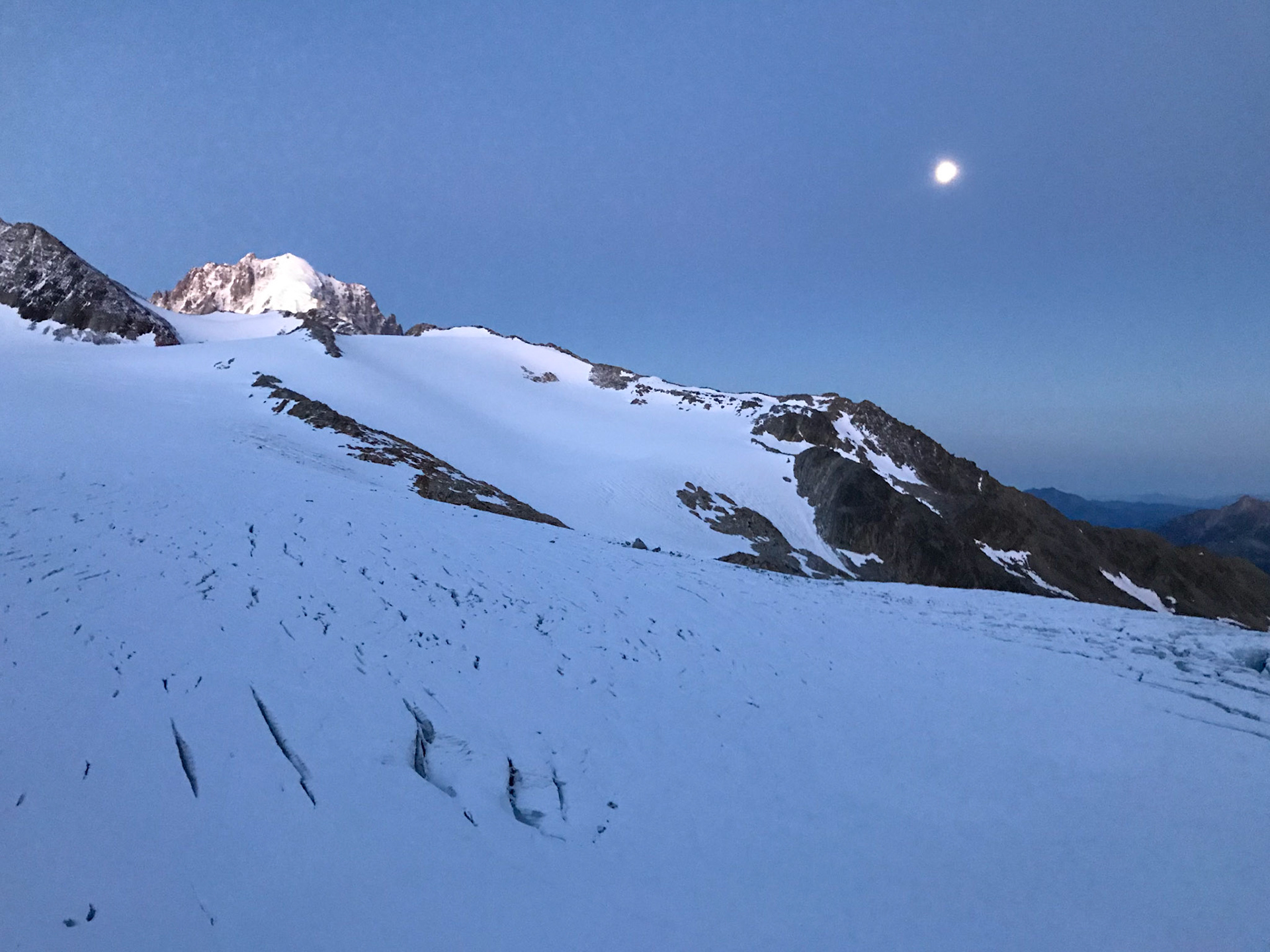 La Lune brille encore sur le glacier du Tour