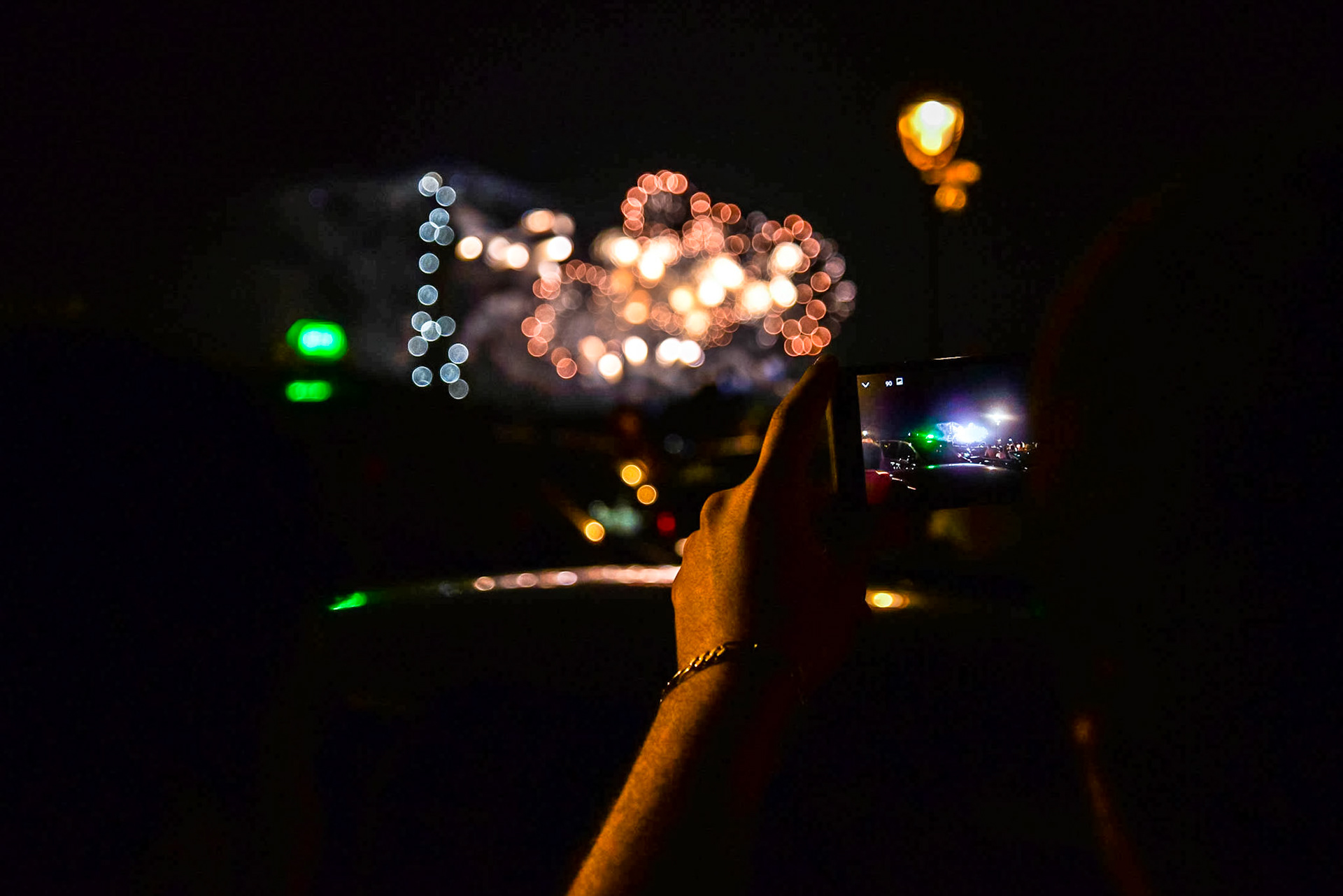 Le feu d'artifice du 14 juillet 2018, par procuration dans un smartphone