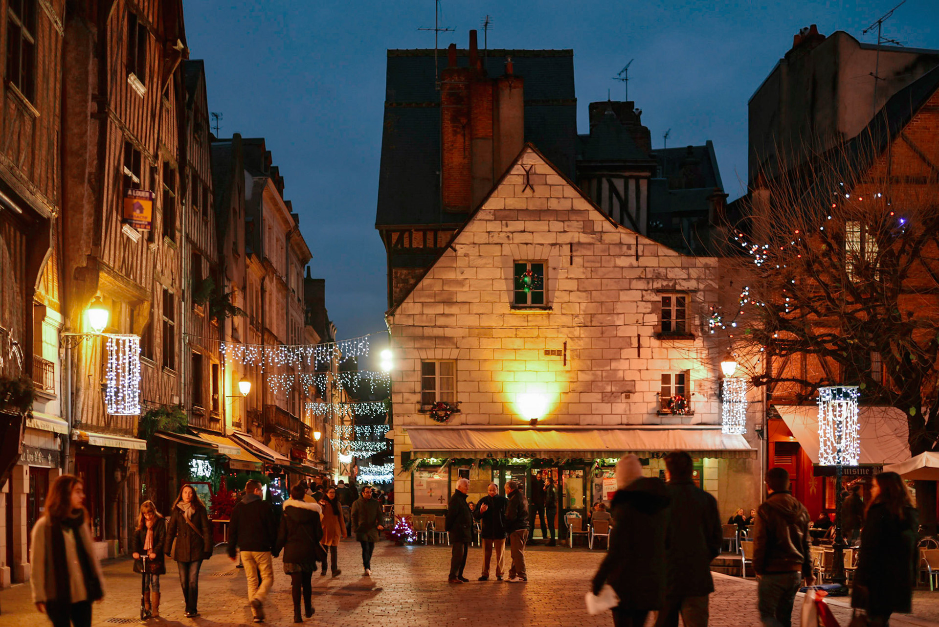 La Place Plumereau à Tours, bien vivante ! (en période de noël)