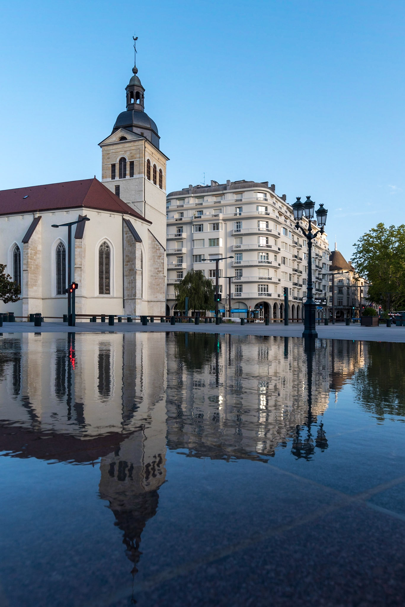 Les reflets de l'Église Saint-Maurice dans le carré d'eau de l'hôtel de Ville d'Annecy, un matin d'août 2017