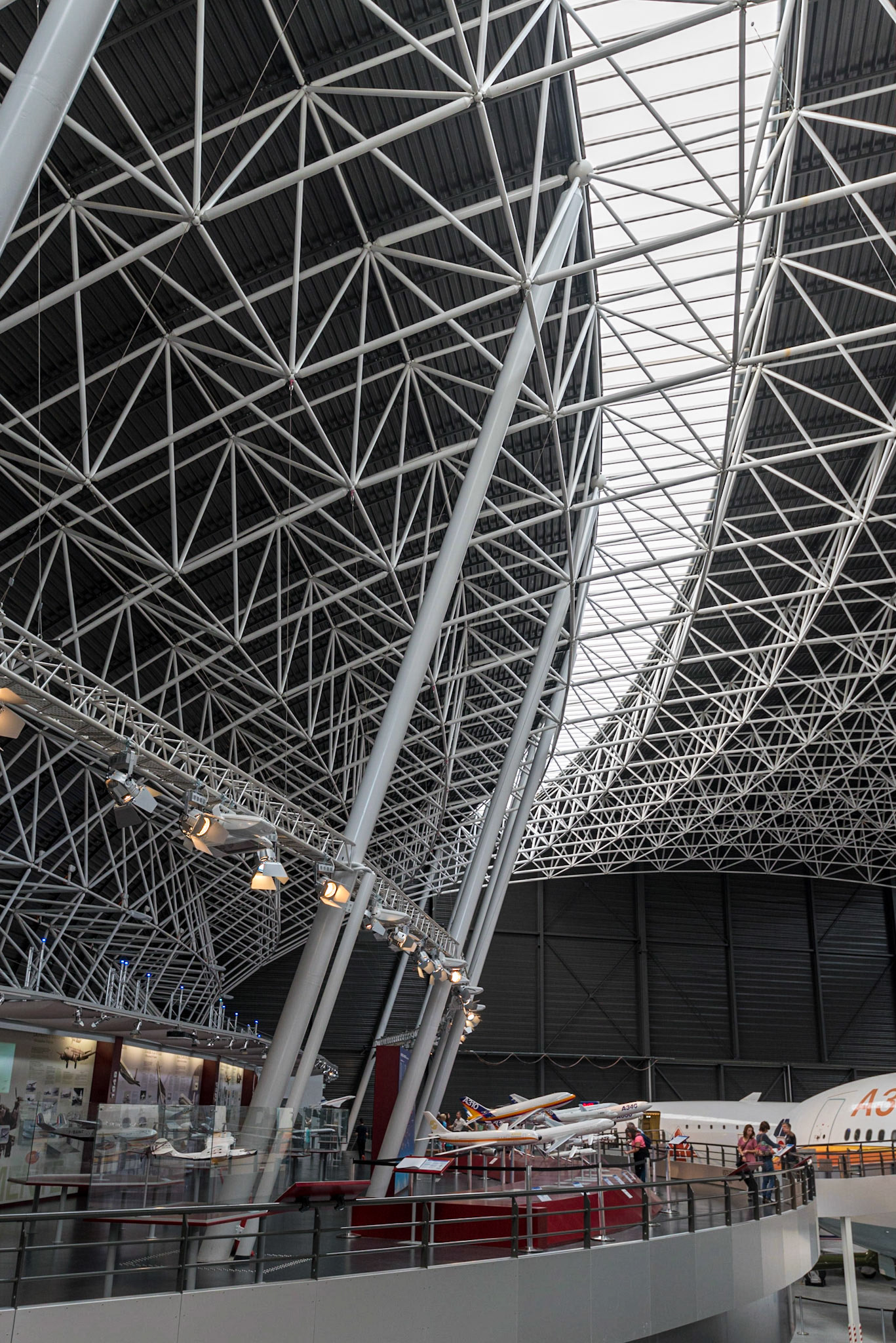 La structure du très grand toit du Musée aeroscopia à Blagnac