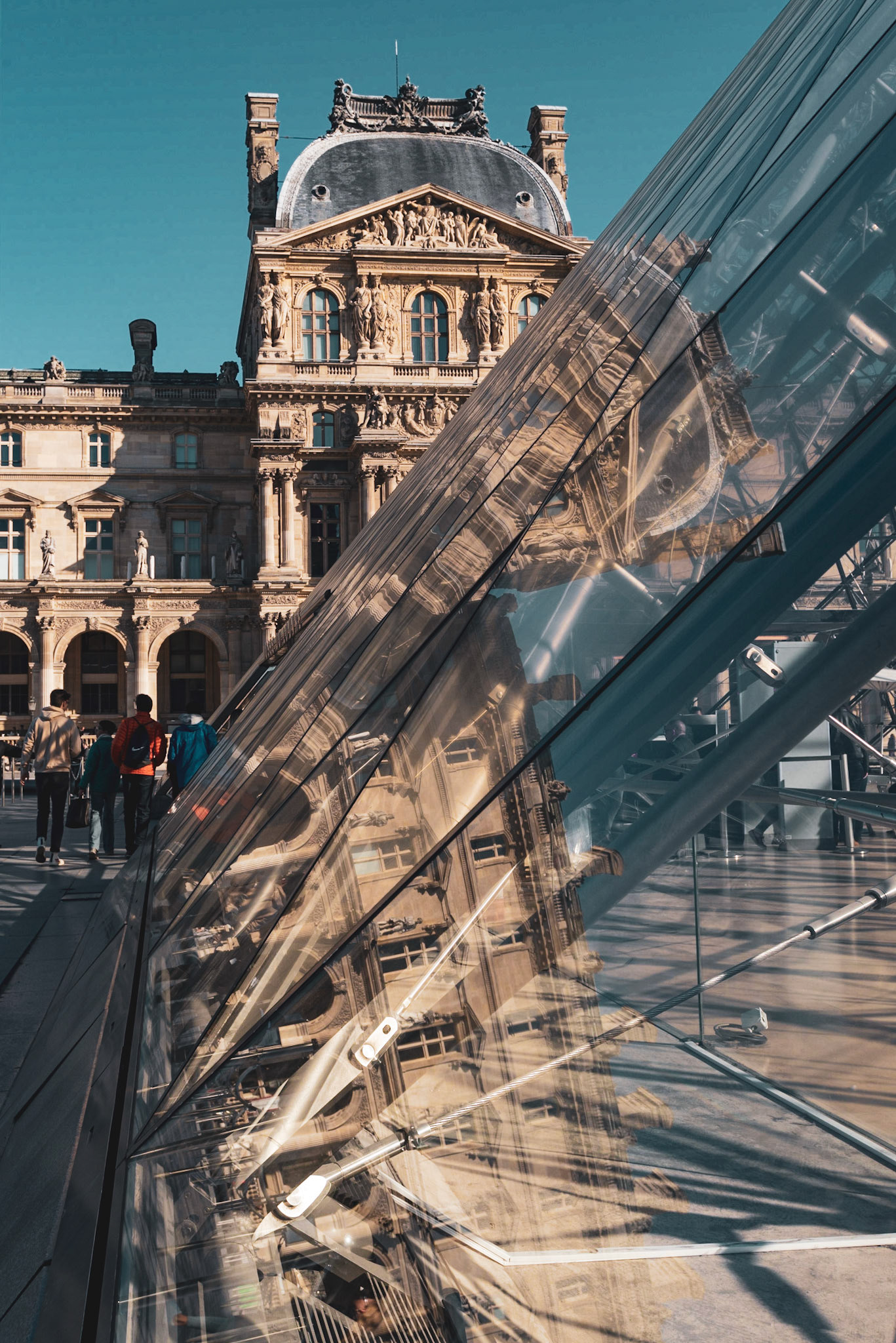 Au Louvre, le verre et la pierre se mêlent