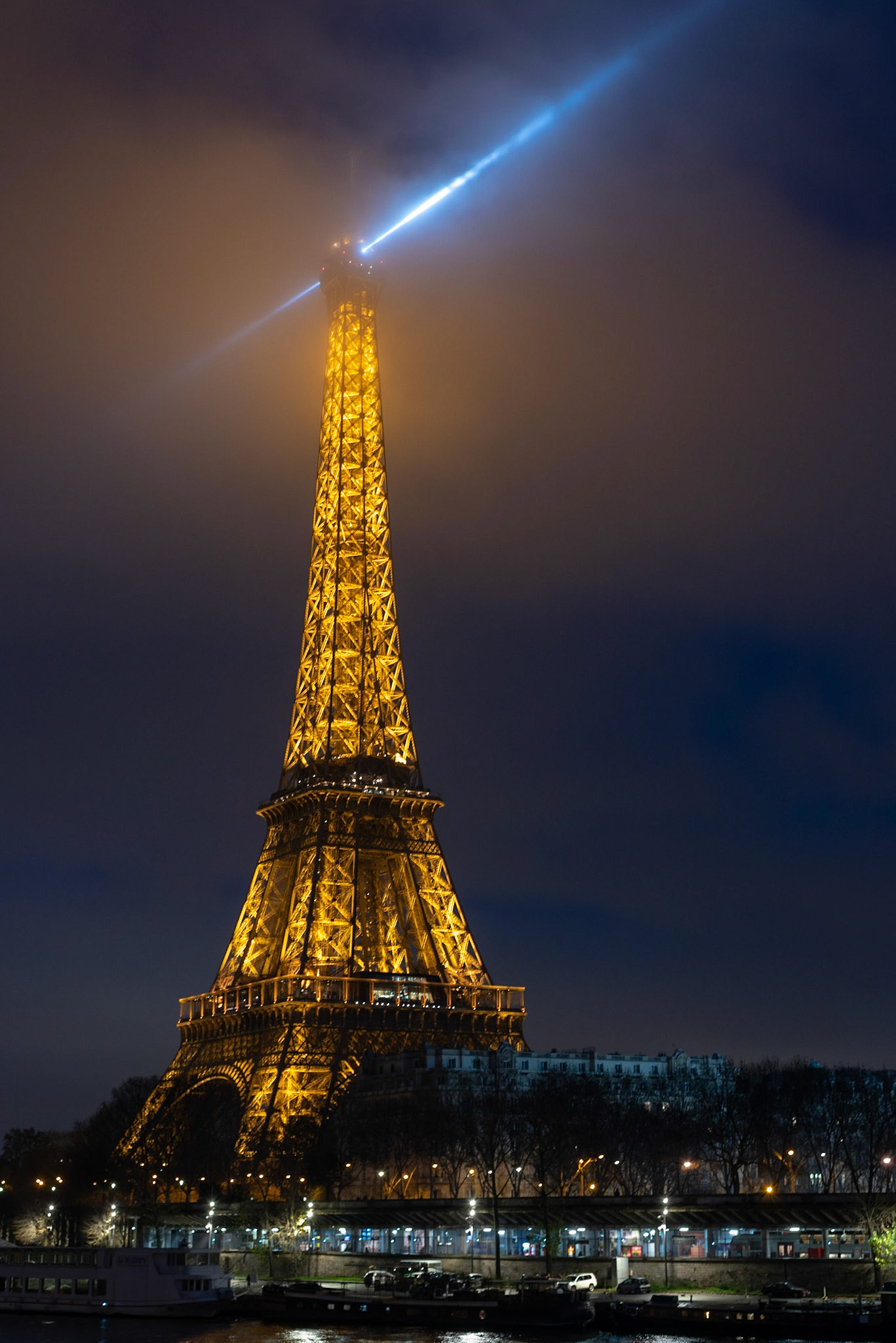 La Tour Eiffel illumine le brouillard