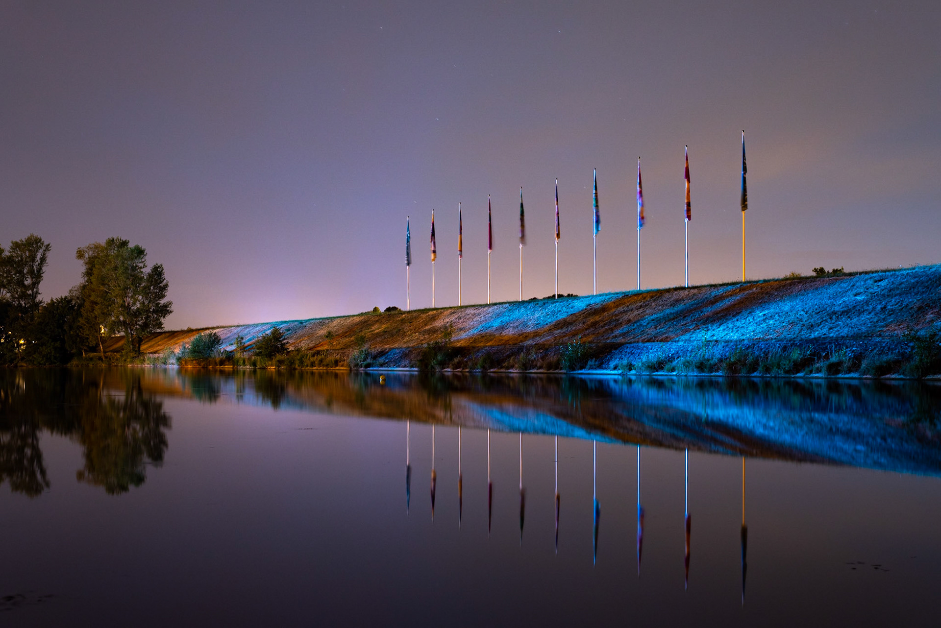La nuit sur les drapeaux de Saint-Avertin