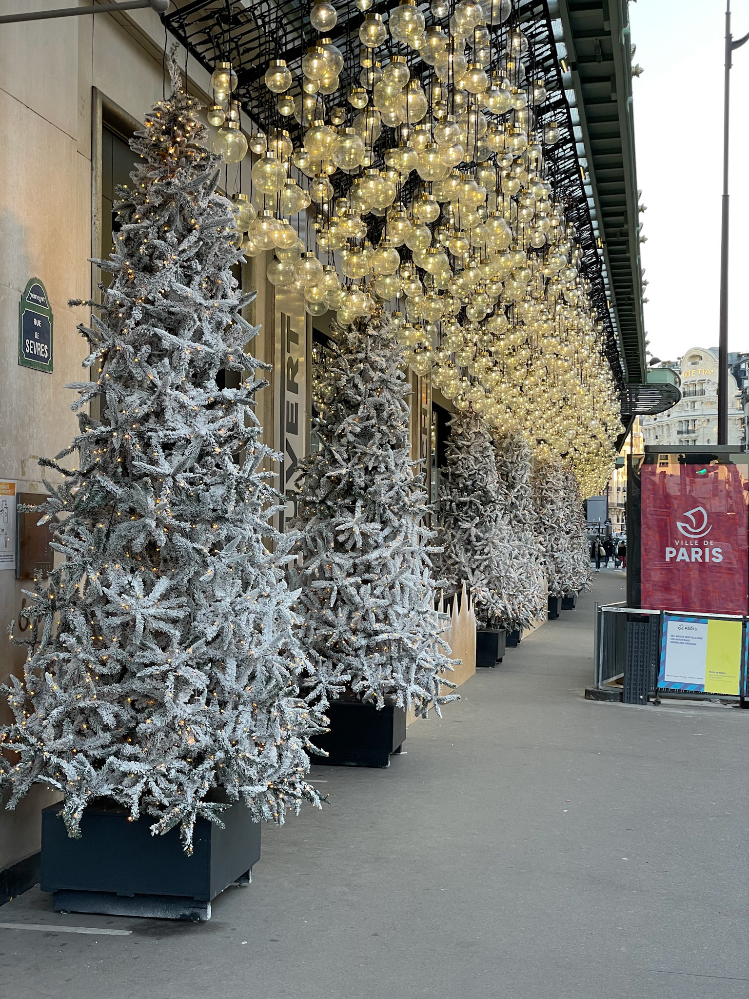 4 novembre : 🎶 "It's beginning to look a lot like Christmas" 🎵 au Bon Marché