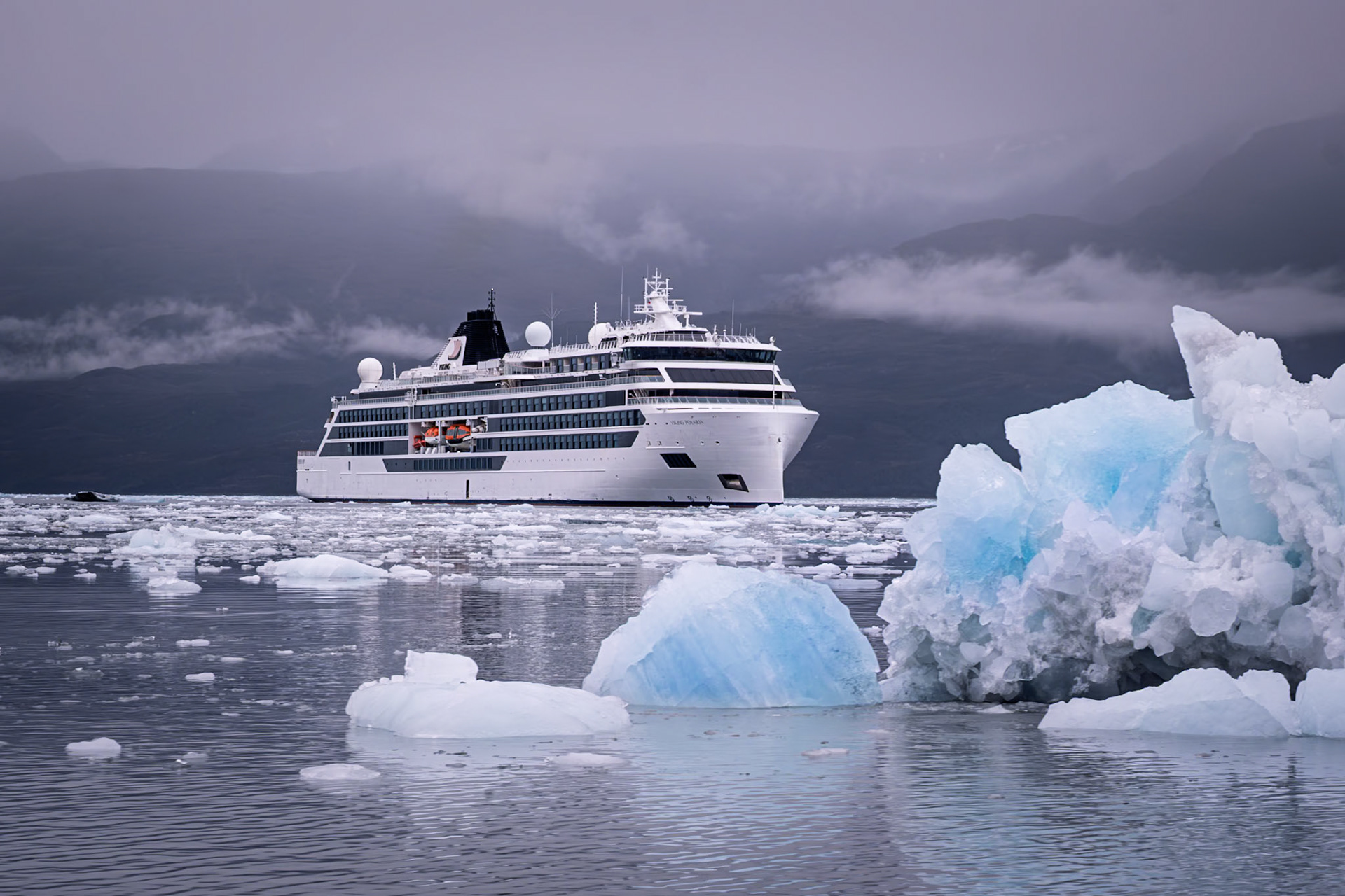 Close-in view of blue-ice berglets from our Zodiak