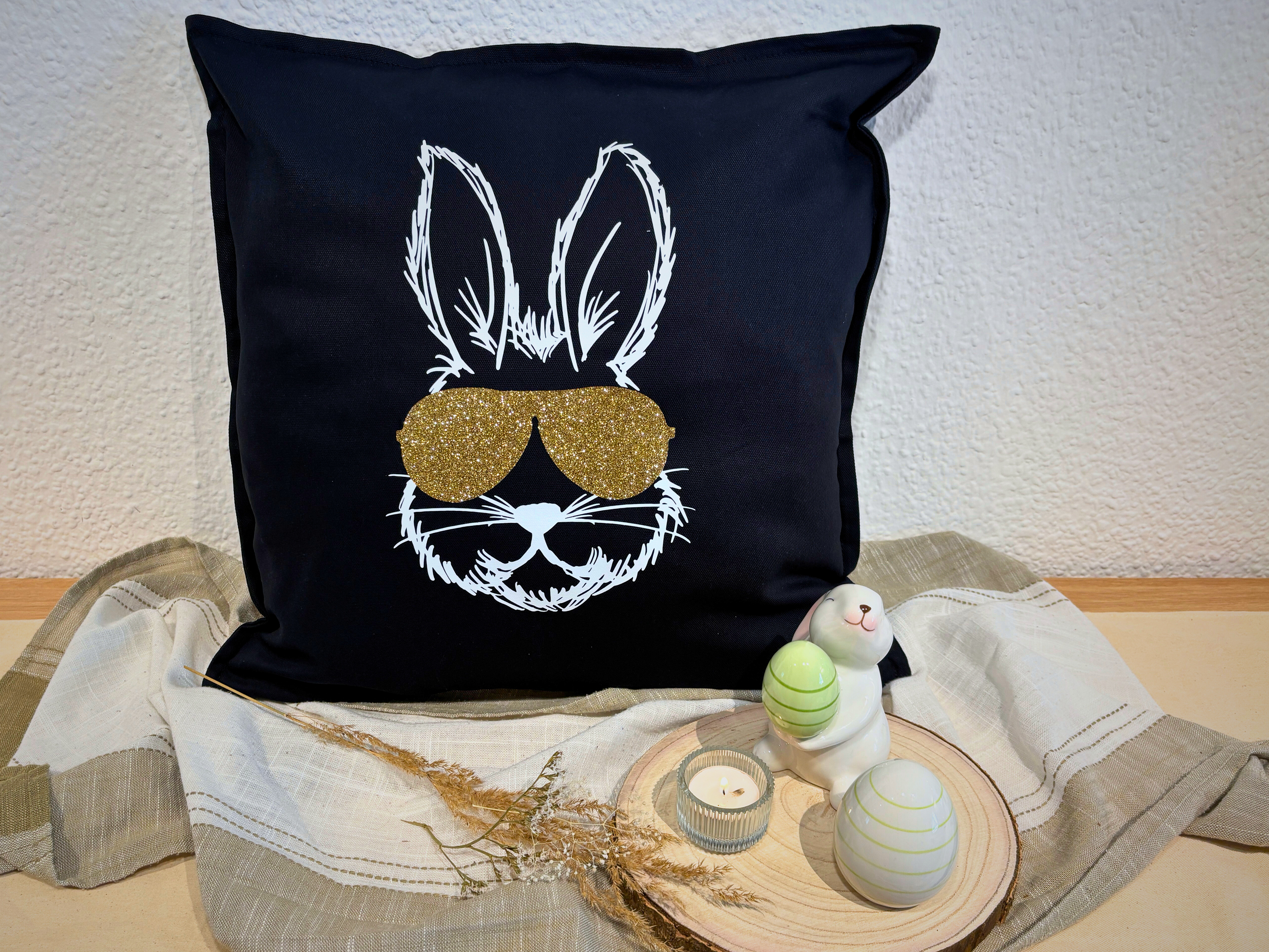 Polster schwarz „cooler Osterhase“ - € 25,-