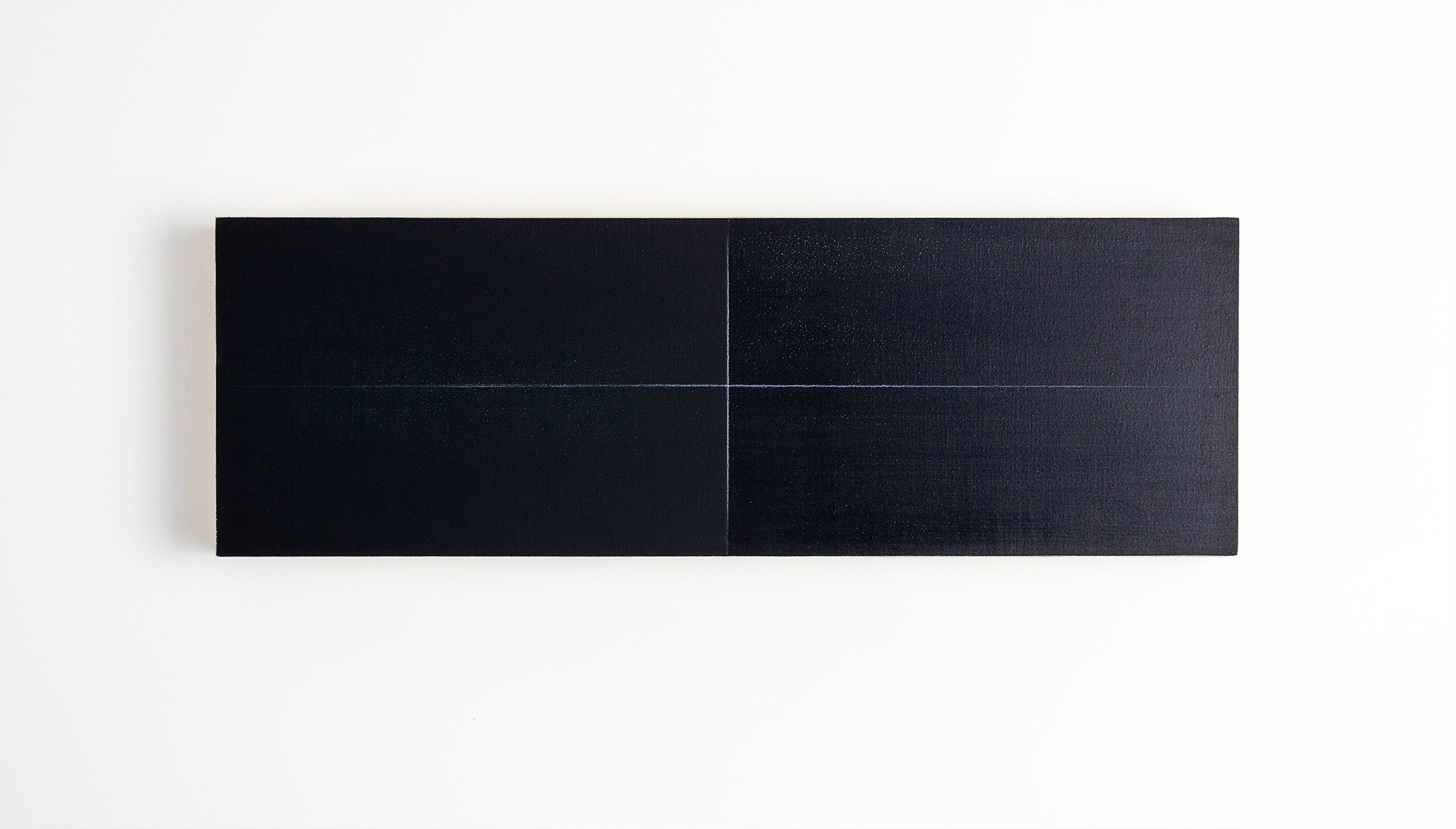 de4de - 02, olieverf en potlood op multiplex, 13 x 39 x 3 cm, 2024