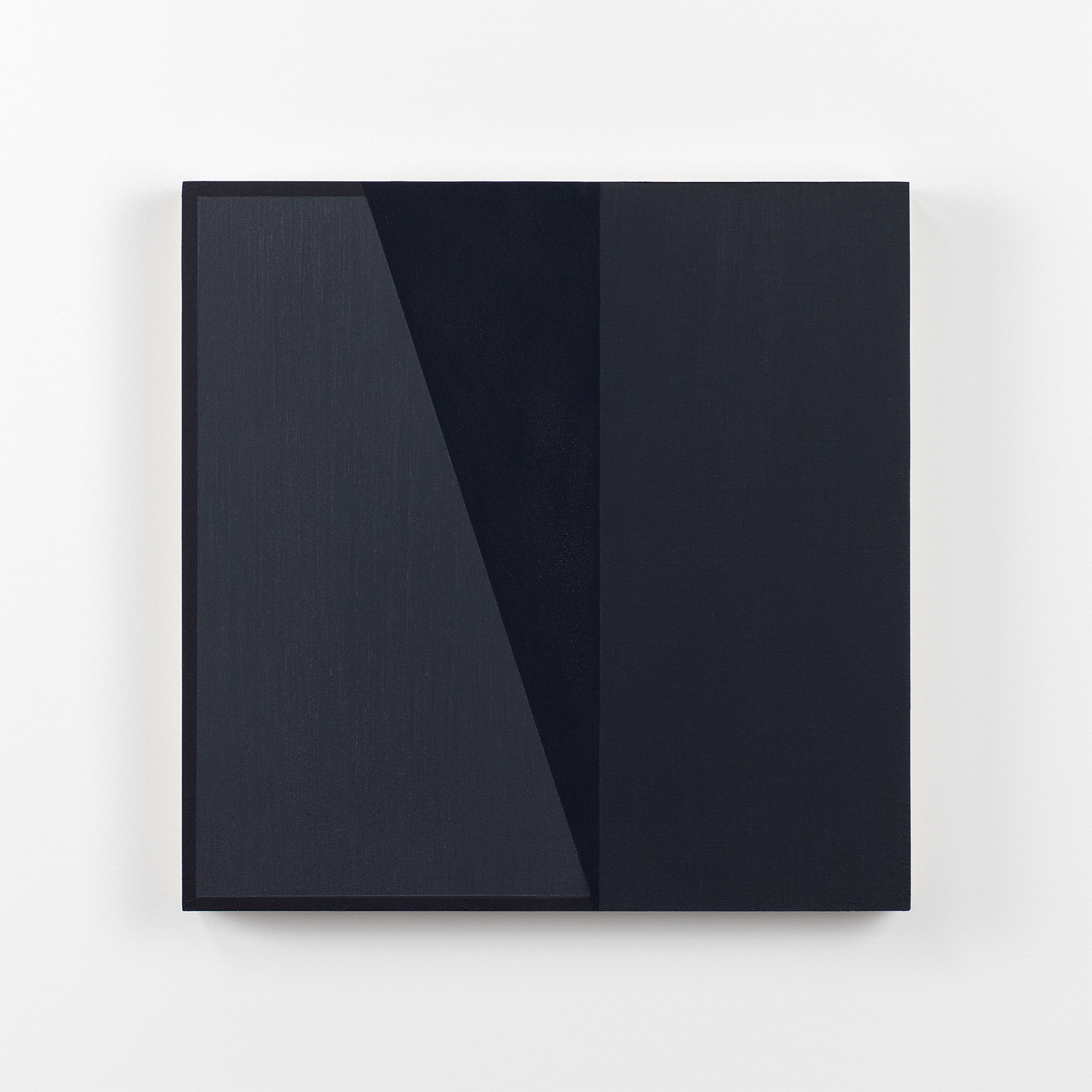 Lopend grijs 29 , olieverf op multiplex, 26 x 26 x 3 cm, 2023