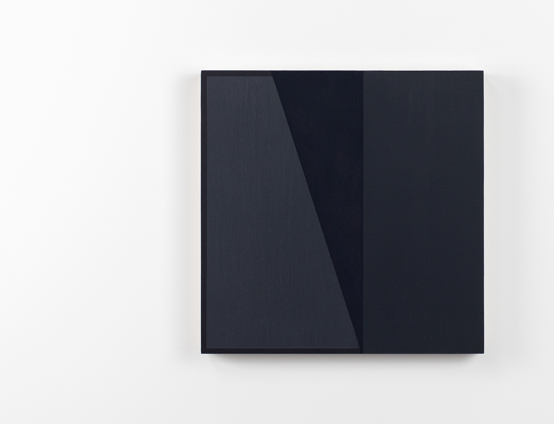 Lopend grijs 29 , olieverf op multiplex, 26 x 26 x 3 cm, 2023