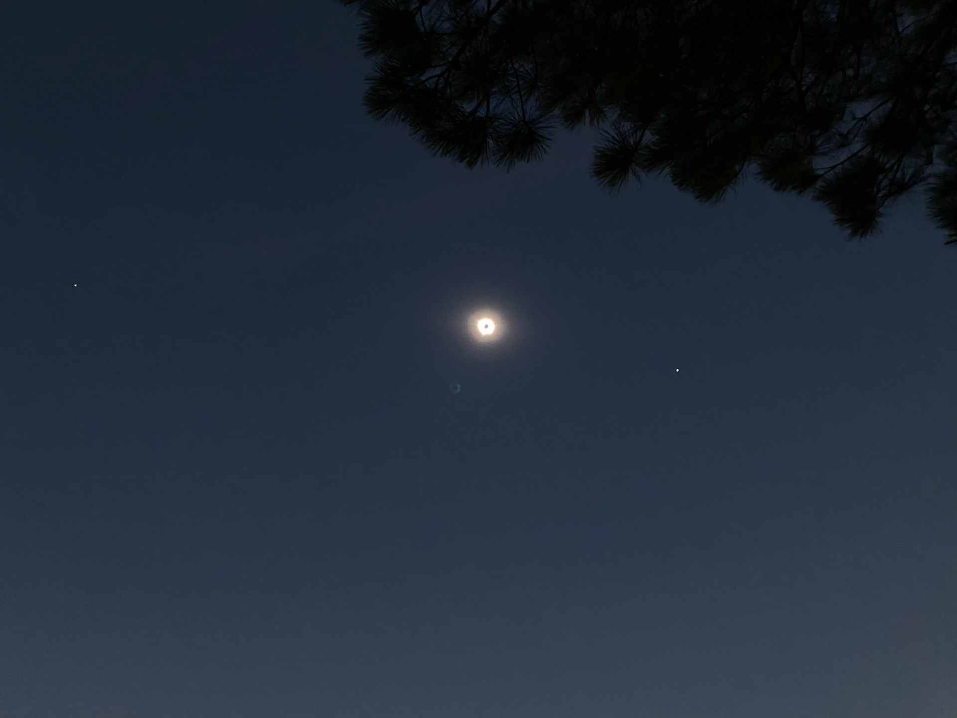 Totality (with iPhone), Jupiter to left and Venus to right (Conway, AR)
