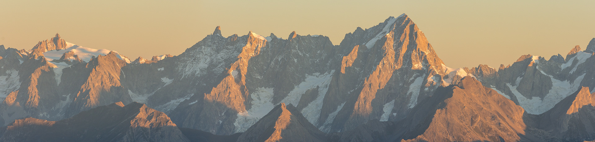 Van links naar rechts: Aiguille du Midi (3842m) - Dent du Géant (4013m) - Grandes Jorasses (4208m)
