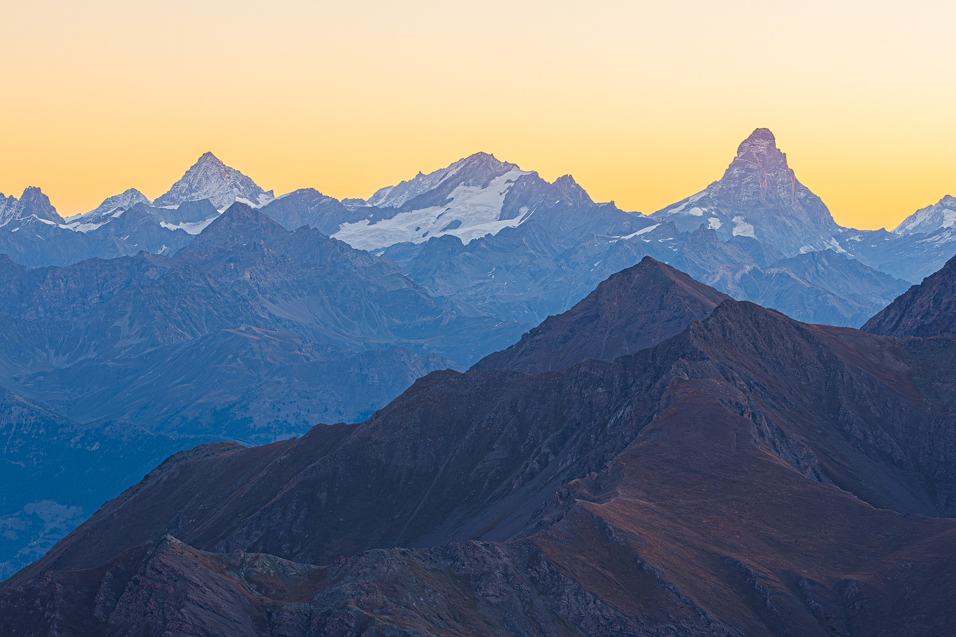 Van links naar rechts: Dent Blanche (4357m) - Dent d'Hérens (4171m) - Mattenhorn(4478m)