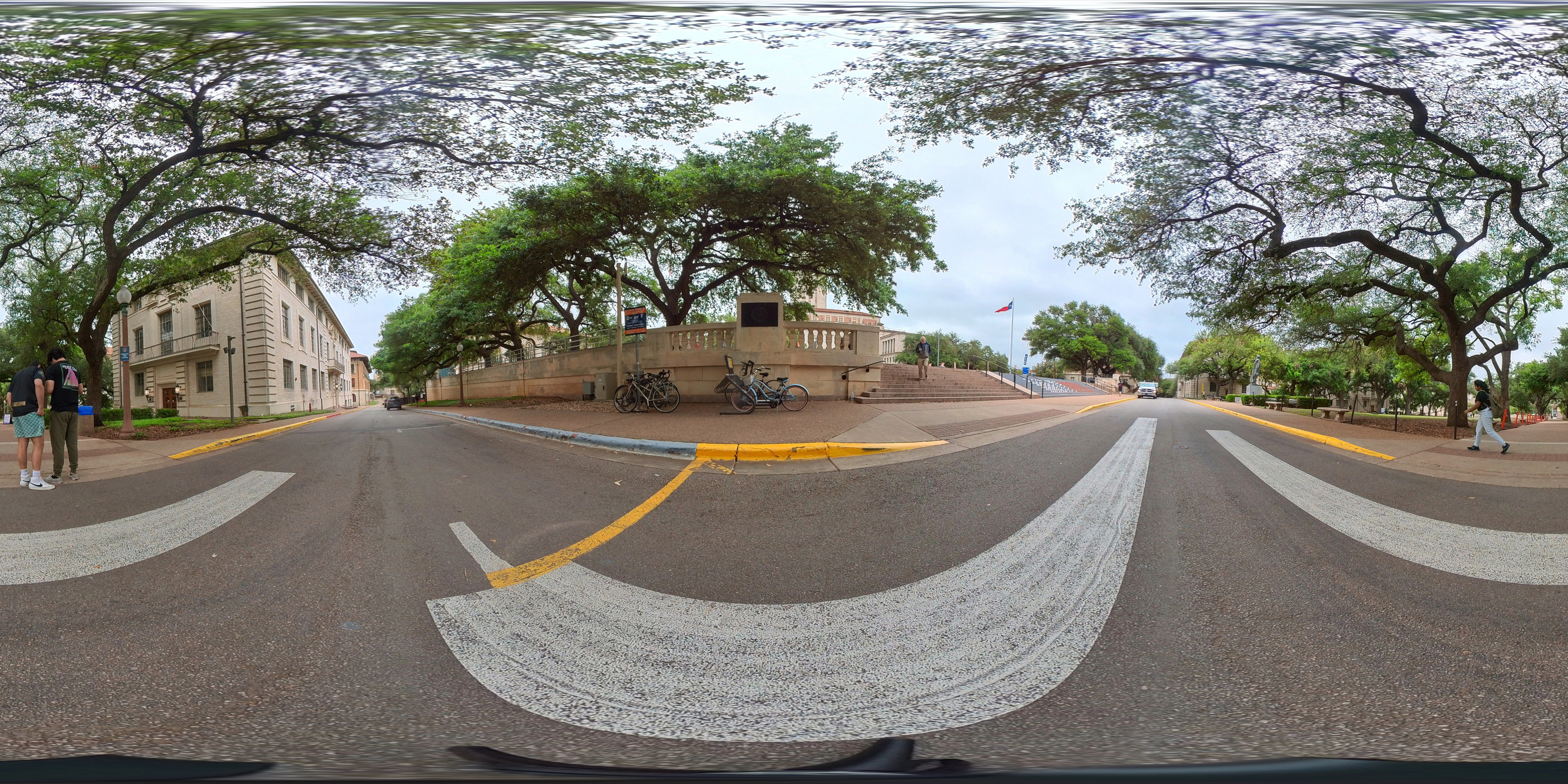 360 photo of the South Mall at UT Austin where the statue used to be located.