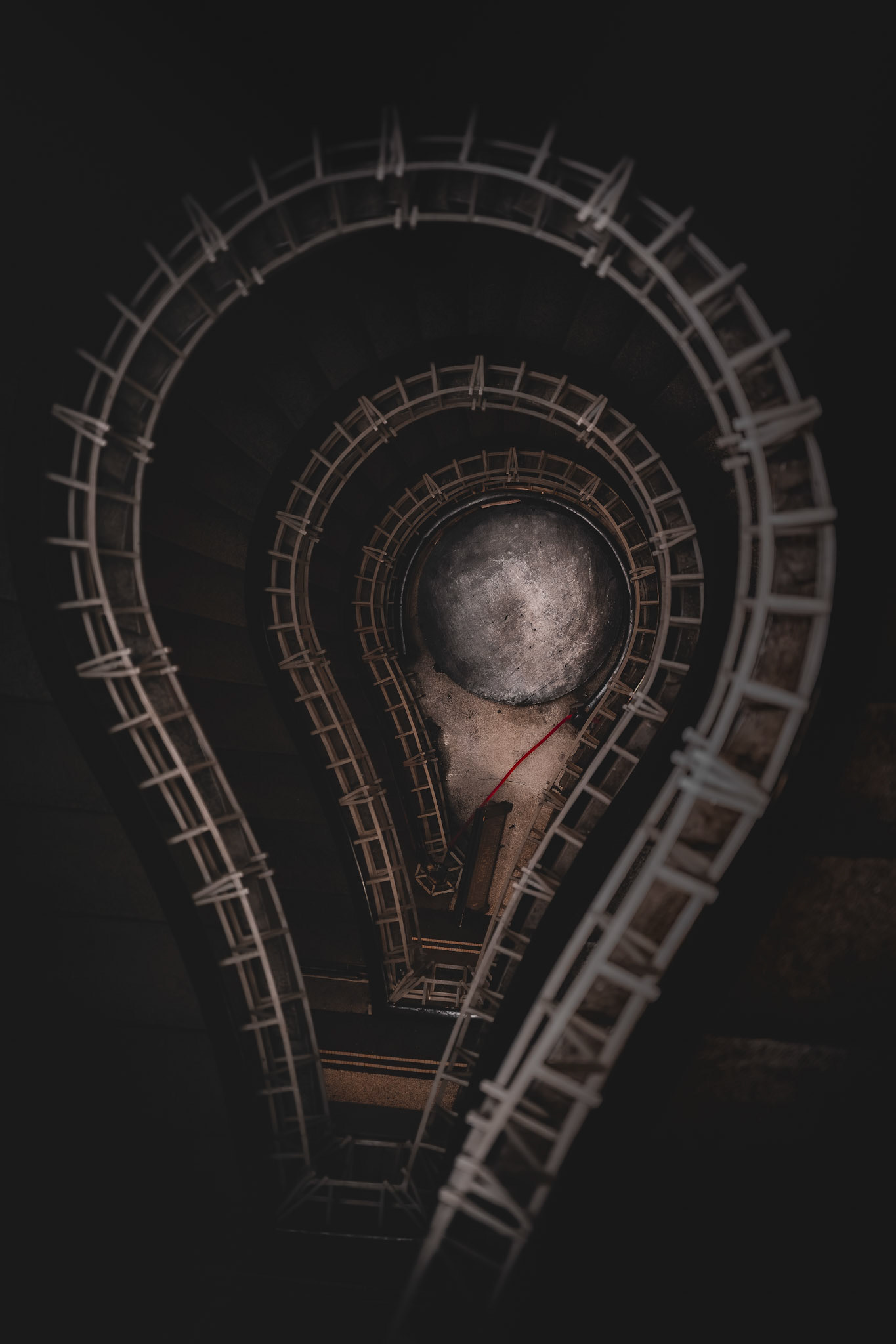 A spiral staircase seen from above forms the shape of a lightbulb – a creative and unexpected twist on an architectural subject.