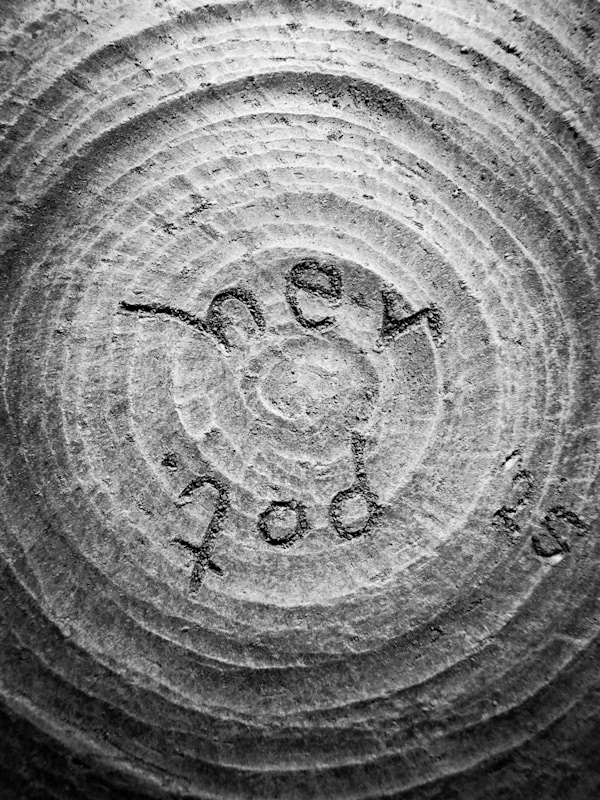 Her pot.’ ceramic signature on the bottom of the form – handmade pottery. Ceramiczny podpis ‘her pot.’ na dnie formy – ręcznie wykonywane naczynie.