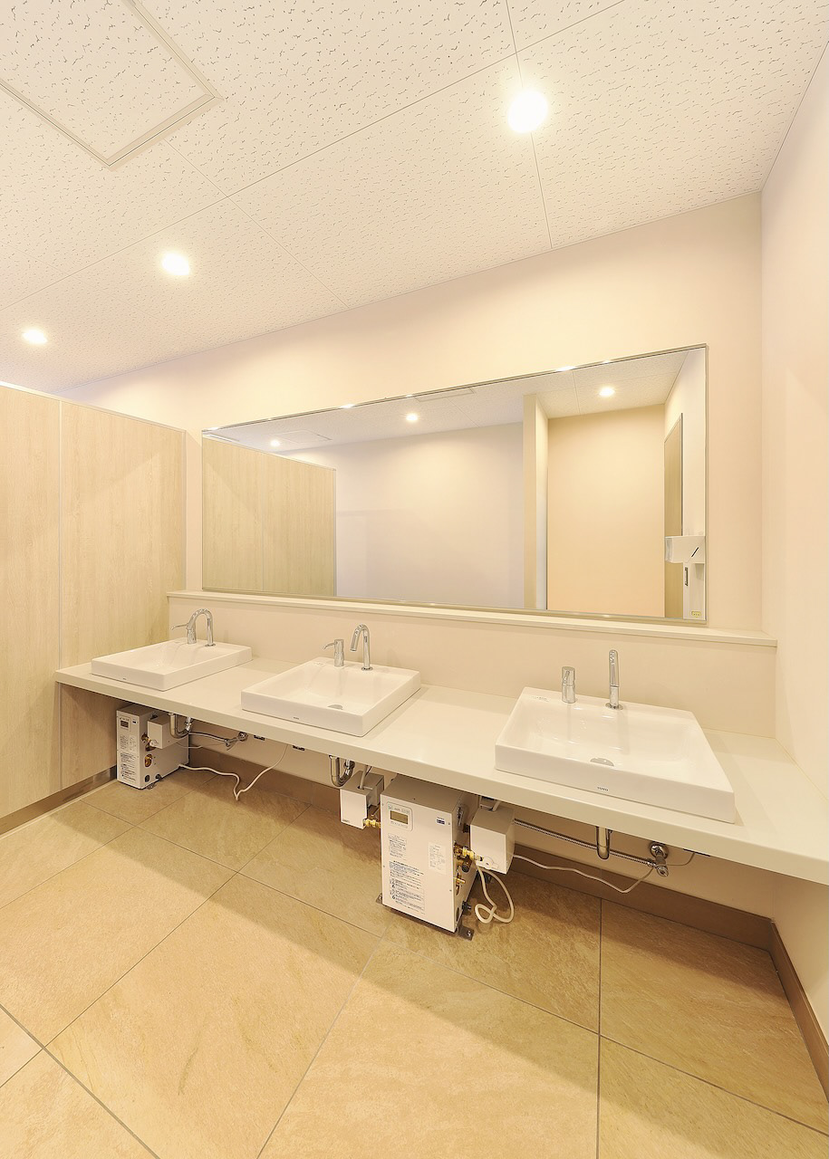 女子トイレは洗面を広く