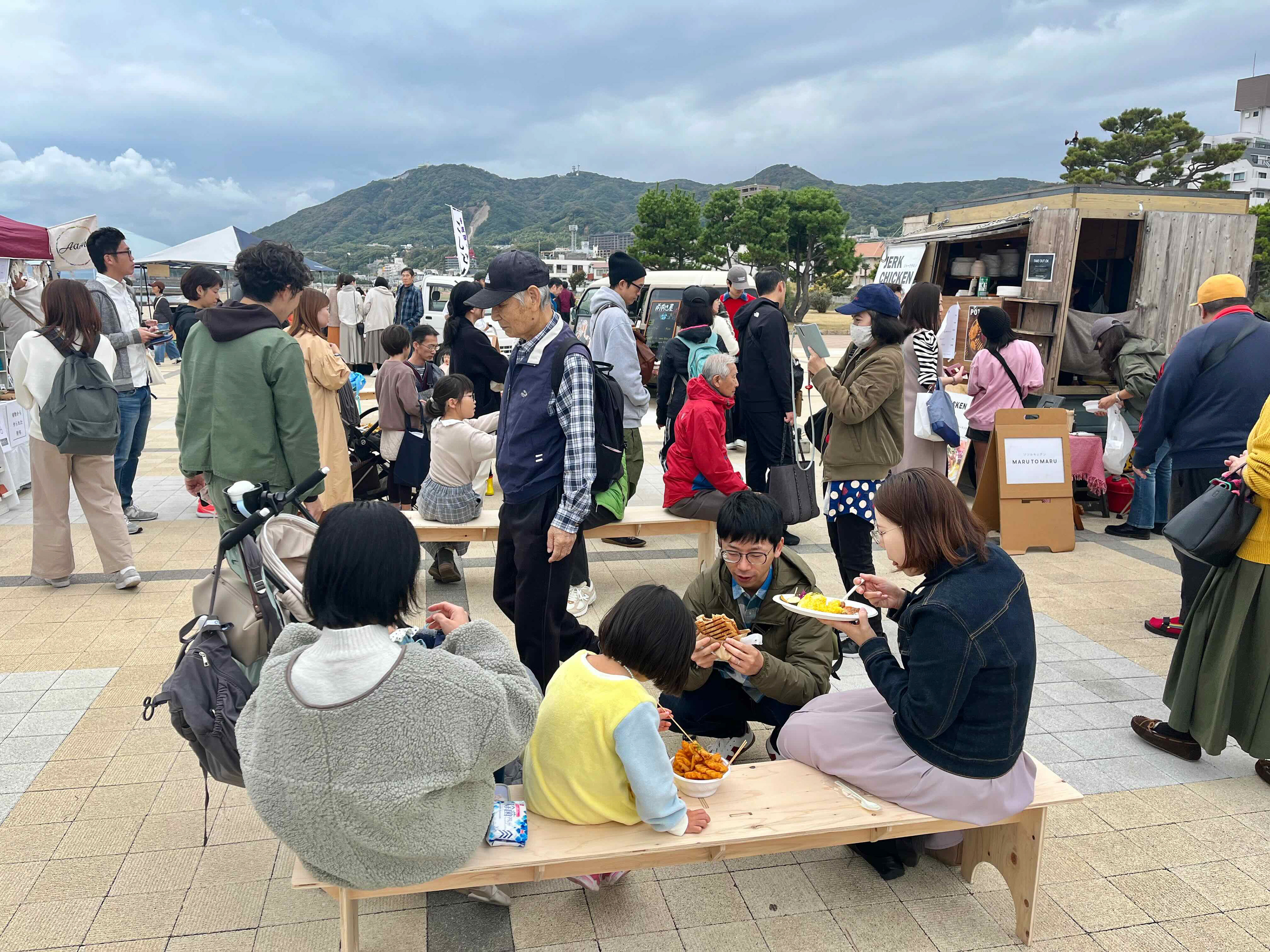飲食　ベンチは組立式で設計