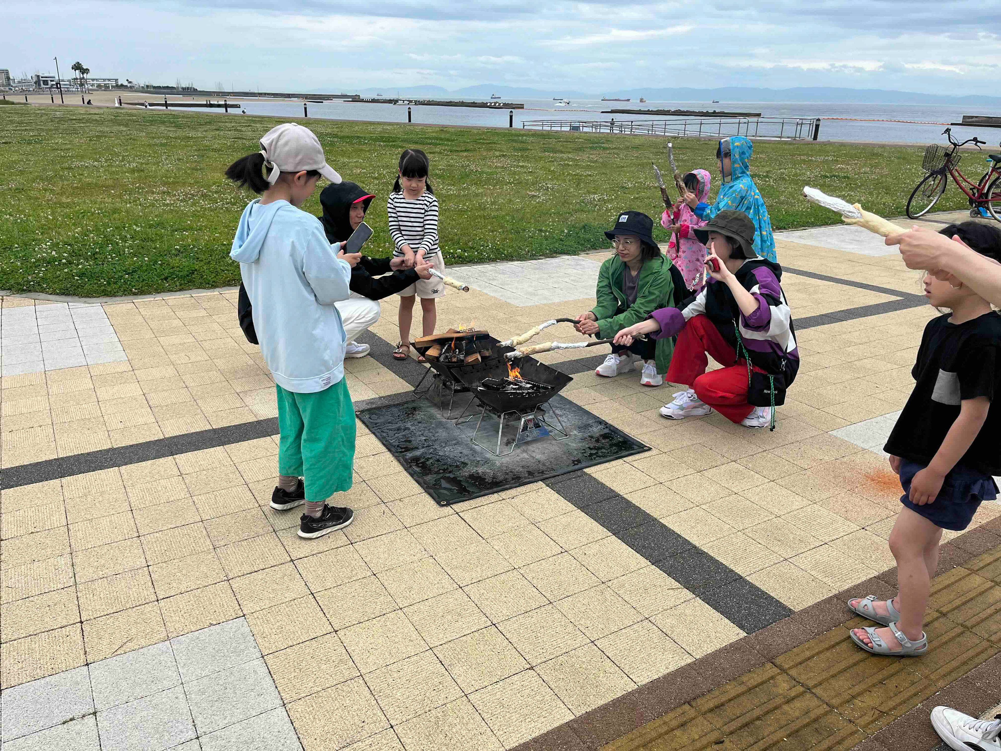 焚火でパンを焼く