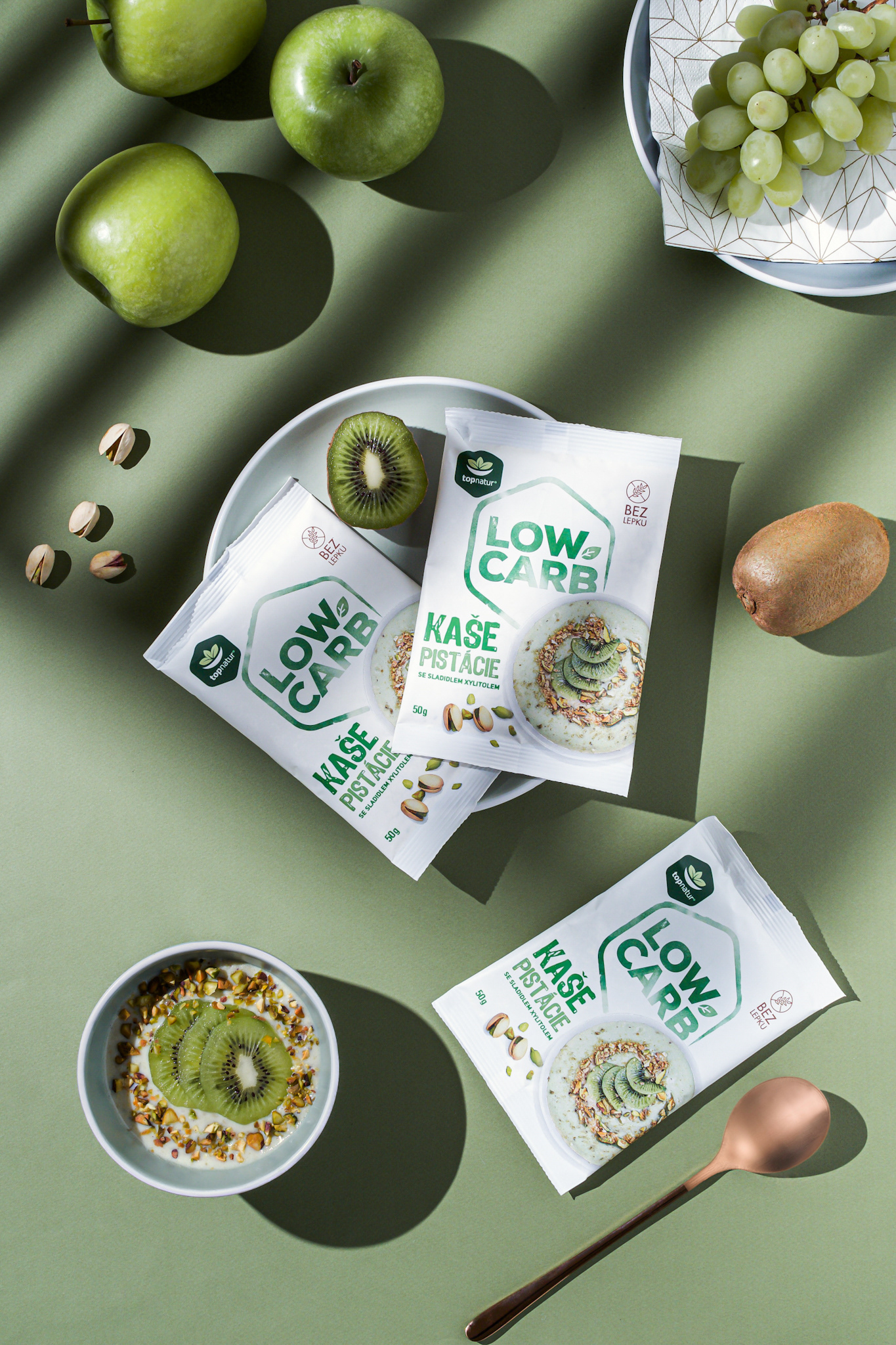 Kaša v prášku s ovocím na zelenom podklade. Pohľad zhora.  Autor Jana Kollarova.