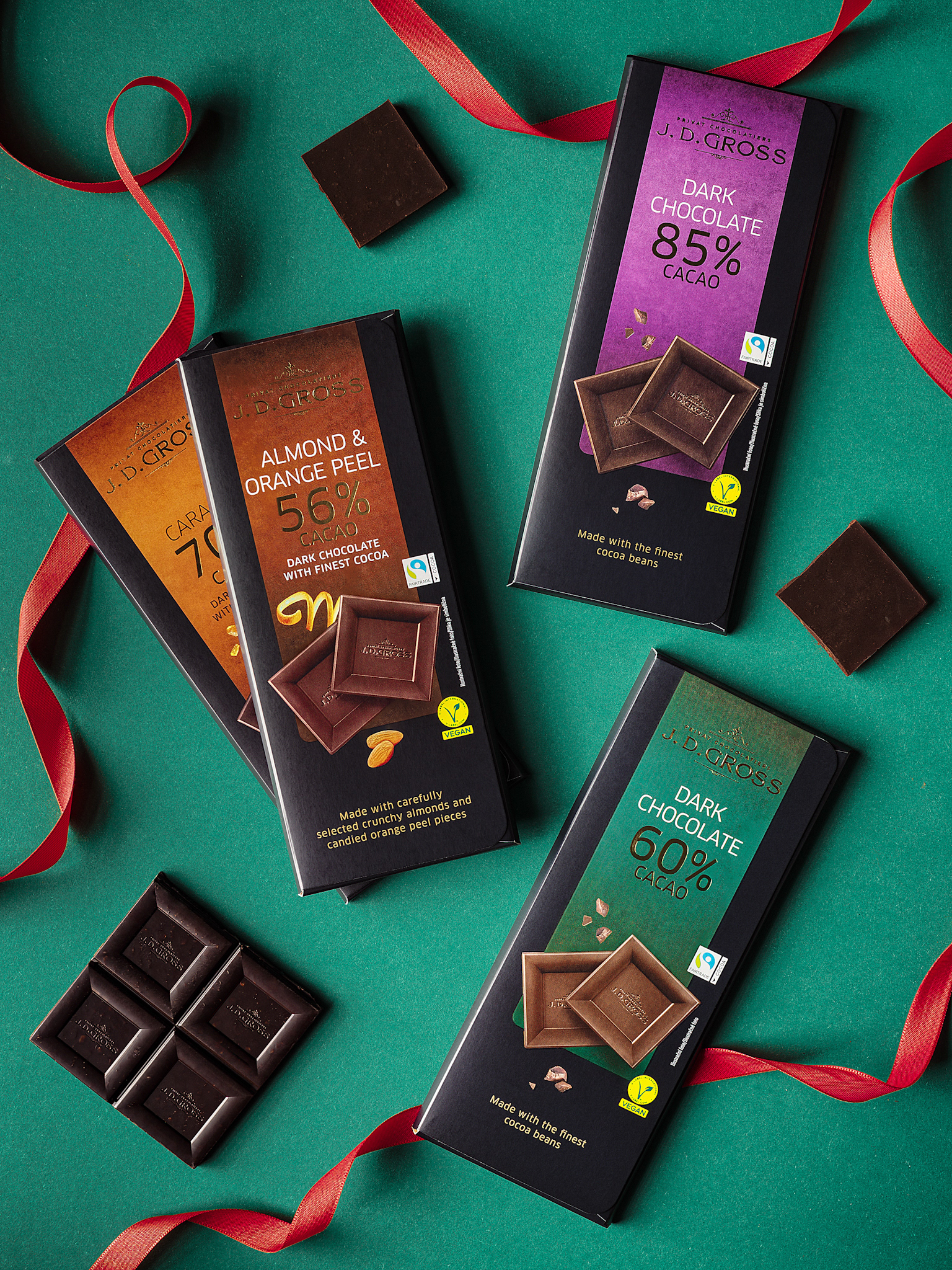 Rôzne druhy čokolád s červenou stuhou na zelenom podklade - Pohľad zhora - Autor Jana Kollarova