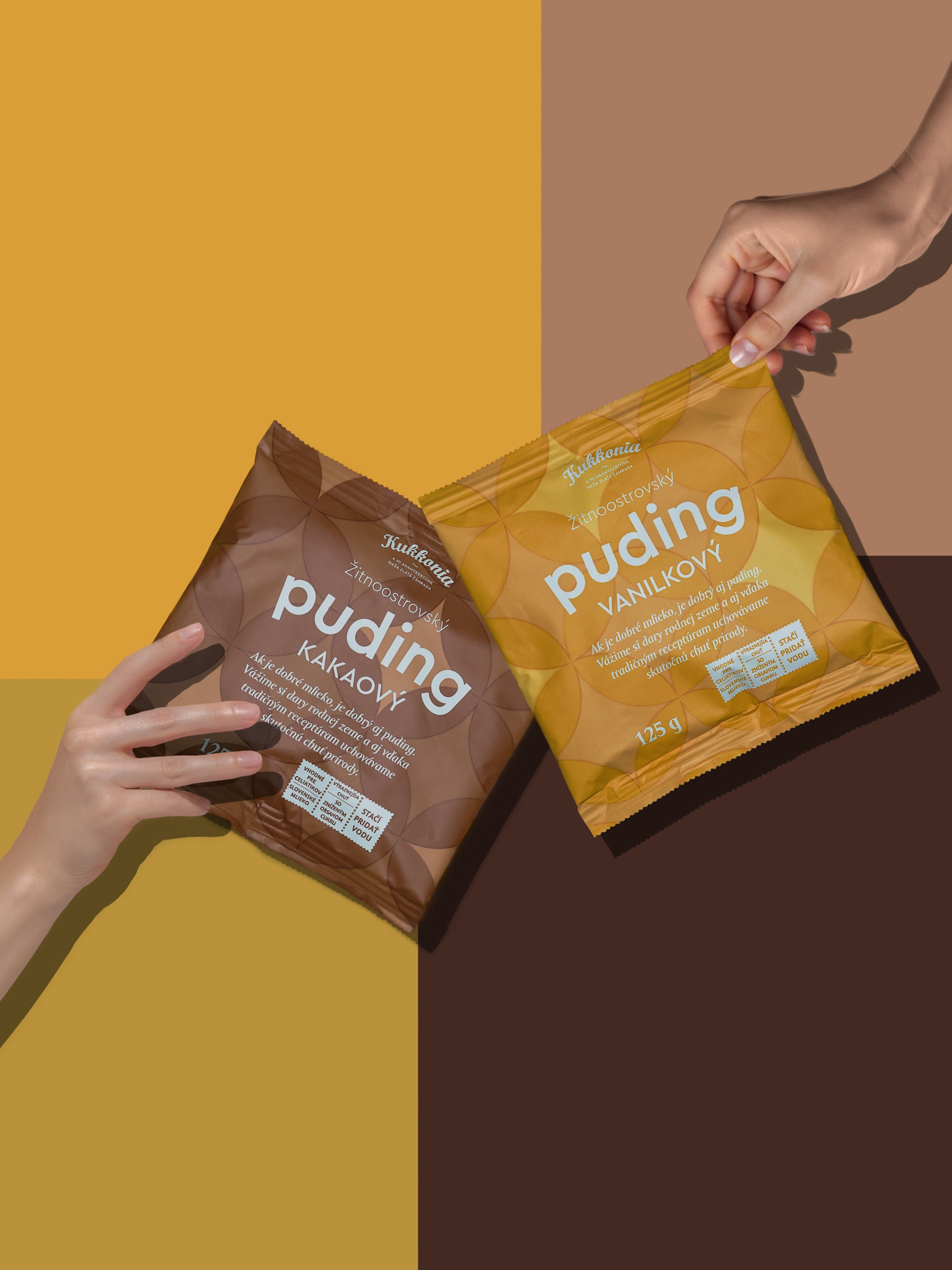 Kakový a vanilkový puding na žltohnedom podklade. Pohľad spredu. Autor Jana Kollarova