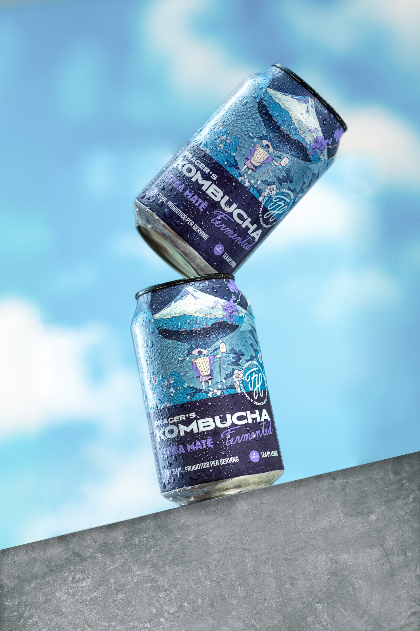 Veža z plechoviek s nealkohlickým nápojom kombucha. Pohľad spredu. Autor Jana Kollarova 