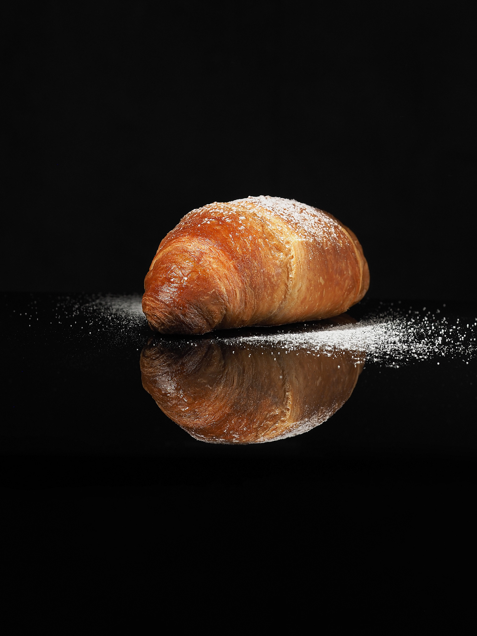 Croissant na čiernom pozadí so zrkadlovým odrazom - autor Jana Kollarova