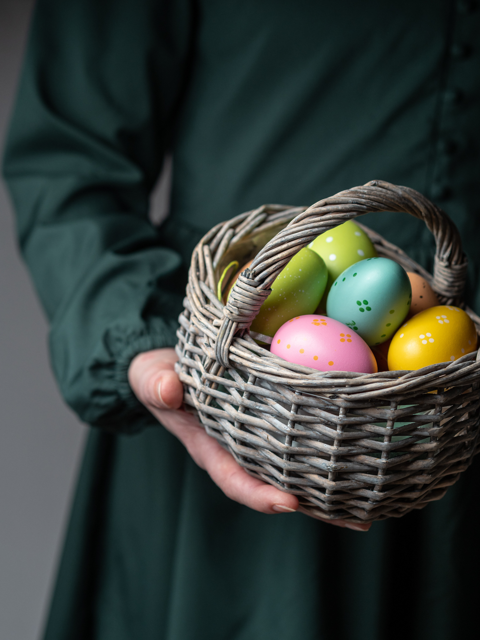 Žena s košíkom veľkonočných kraslíc. Autor Jana Kollarova