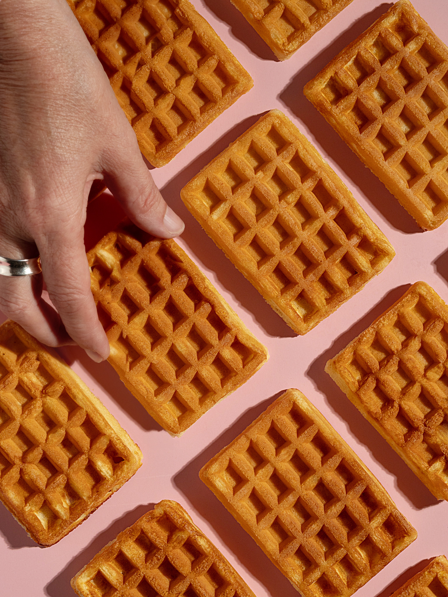 Vafle na ružovom pozadí. Pohľad zhora.. Autor Jana Kollarova
