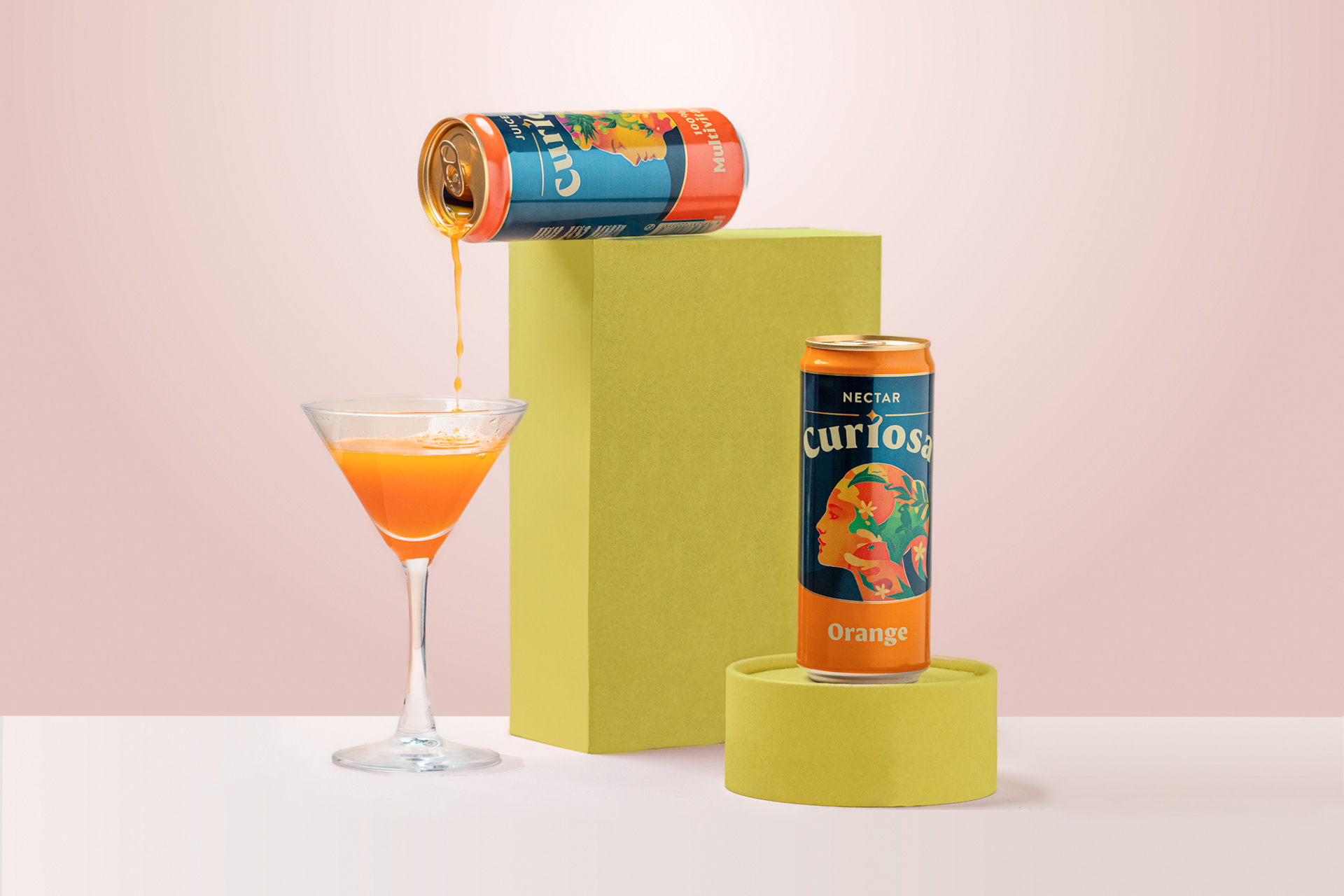 Pomarančový a multivitamínový nealkoholický nápoj v plechovke. Pohľad spredu. Autor Jana Kollarova