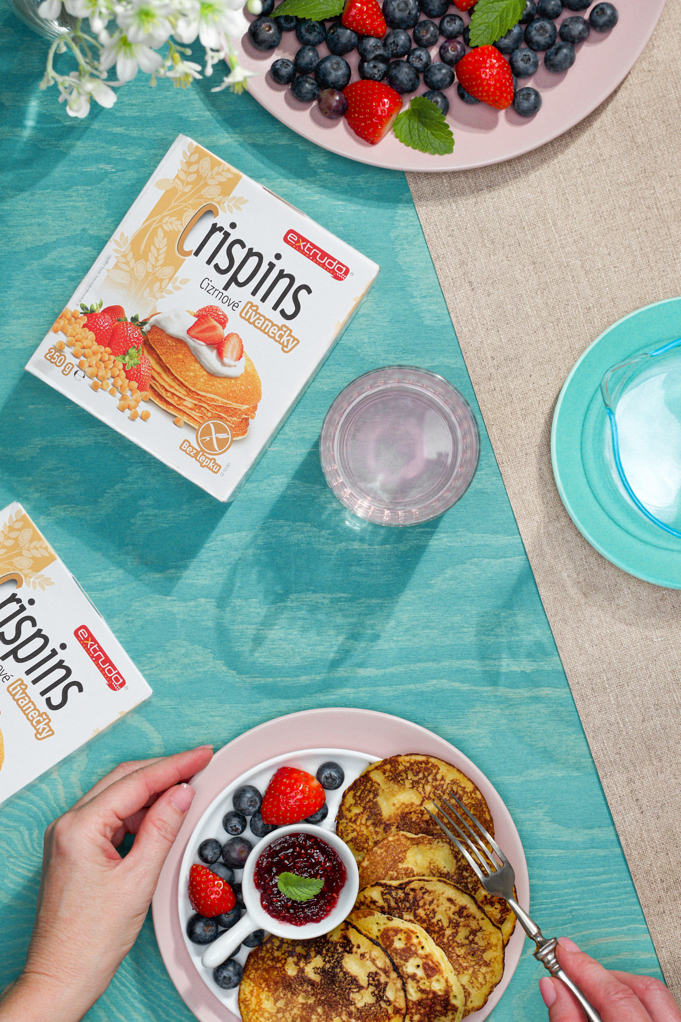 Bezlepkové cícerové lievance v prášku s ovocím.  Svetlá fotografia, pohľad zhora.  Autor Jana Kollarova. 