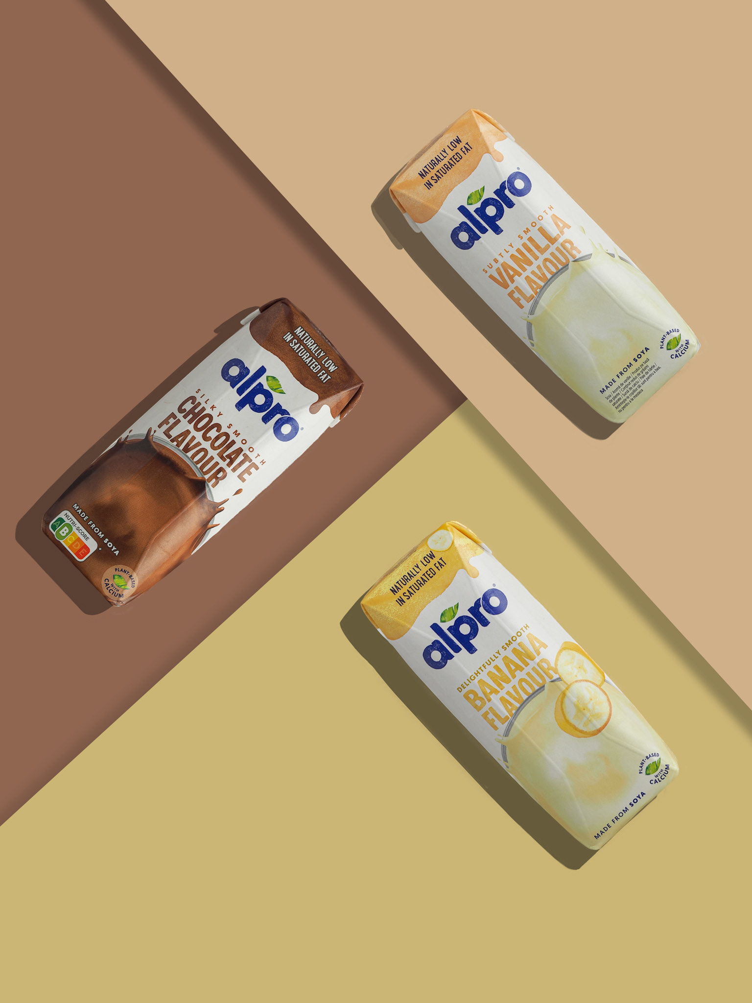 Sójové mlieko s príchuťou vanilky, banánu a čokolády. Pohľad zhora. Autor Jana Kollarova.