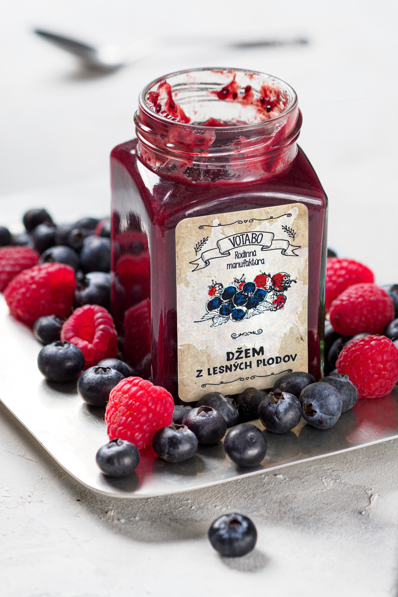 Pohľad spredu na otvorený pohár s džemom. Autor Jana Kollarova