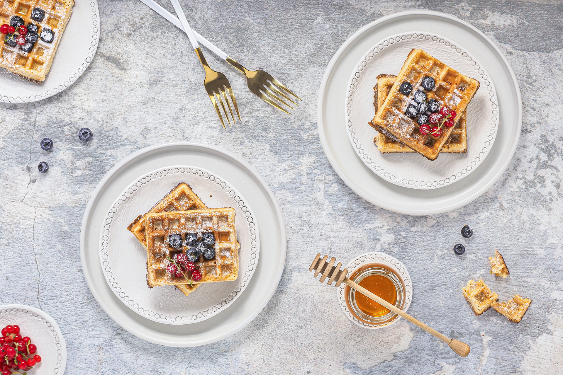 Vafle s bobuľovým ovocím na bielom podklade. Pohľad zhora. Autor Jana Kollarova