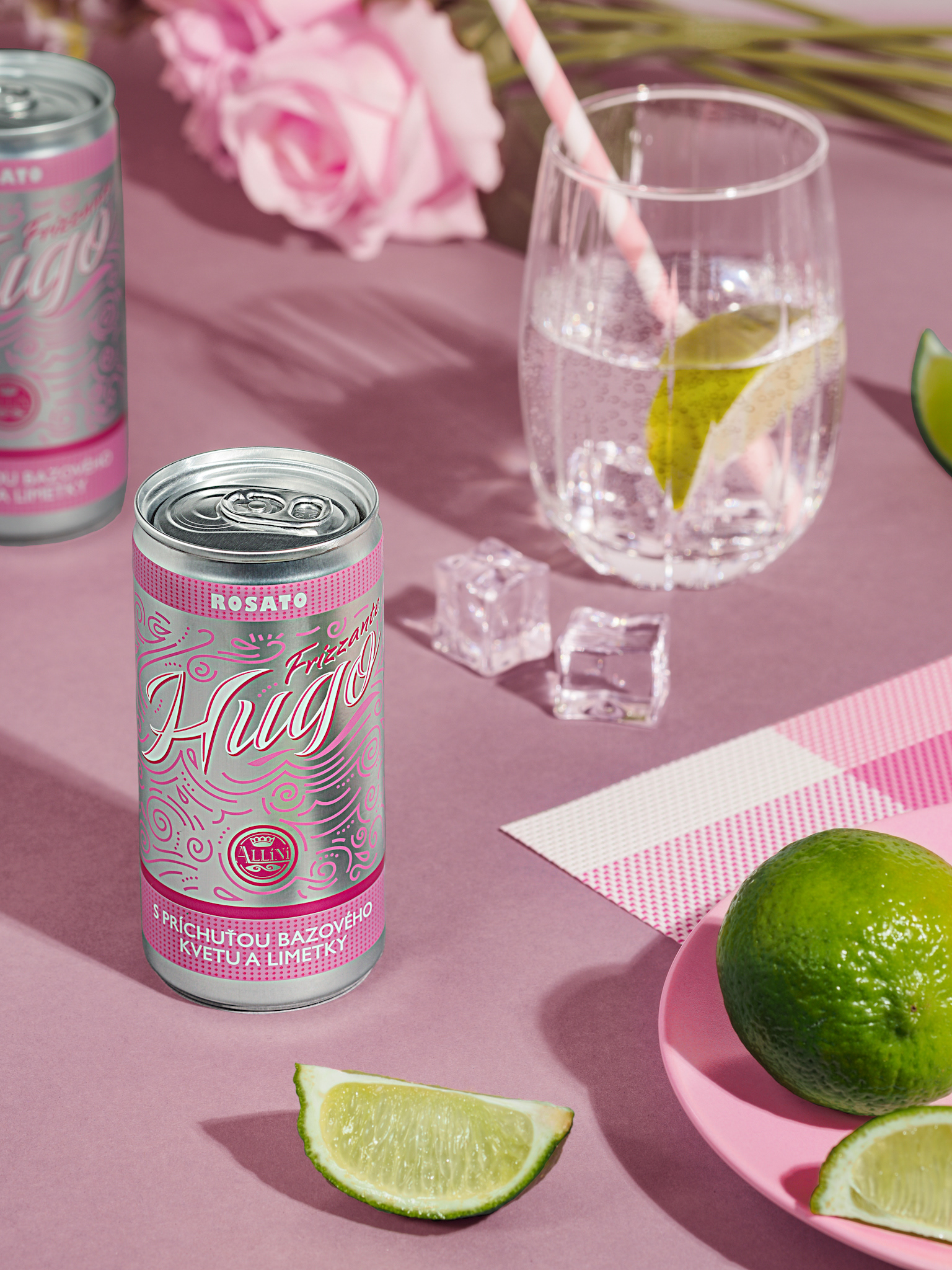 Plechovky frizzante na ružovom pozadí. Pohľad spredu. Autor Jana Kollarova