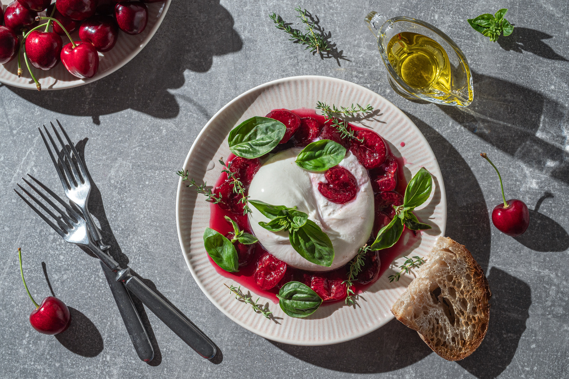 Burrata s čerešňami a bazalkou. Pohľad zhora. Autor Jana Kollarova