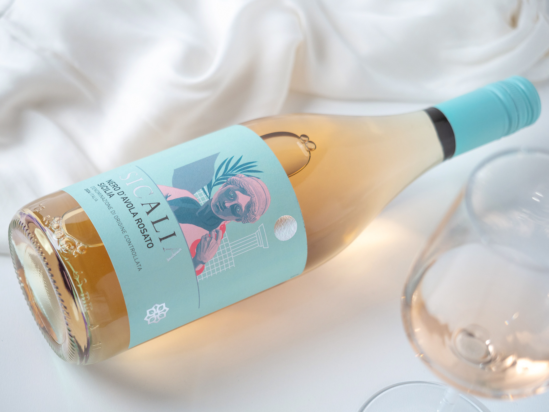 Fľaša a pohár rosé vína s bielym hodvábom - Pohľad zhora - Autor Jana Kollarova