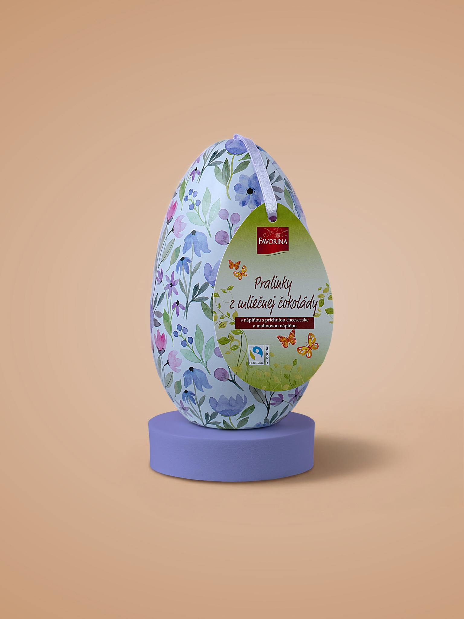 Čokoládové pralinky Favorina v darčekovom balení v tvare veľkonočného vajíčka na pastelovom pozadí. - pohľad spredu - autor Jana Kollarova