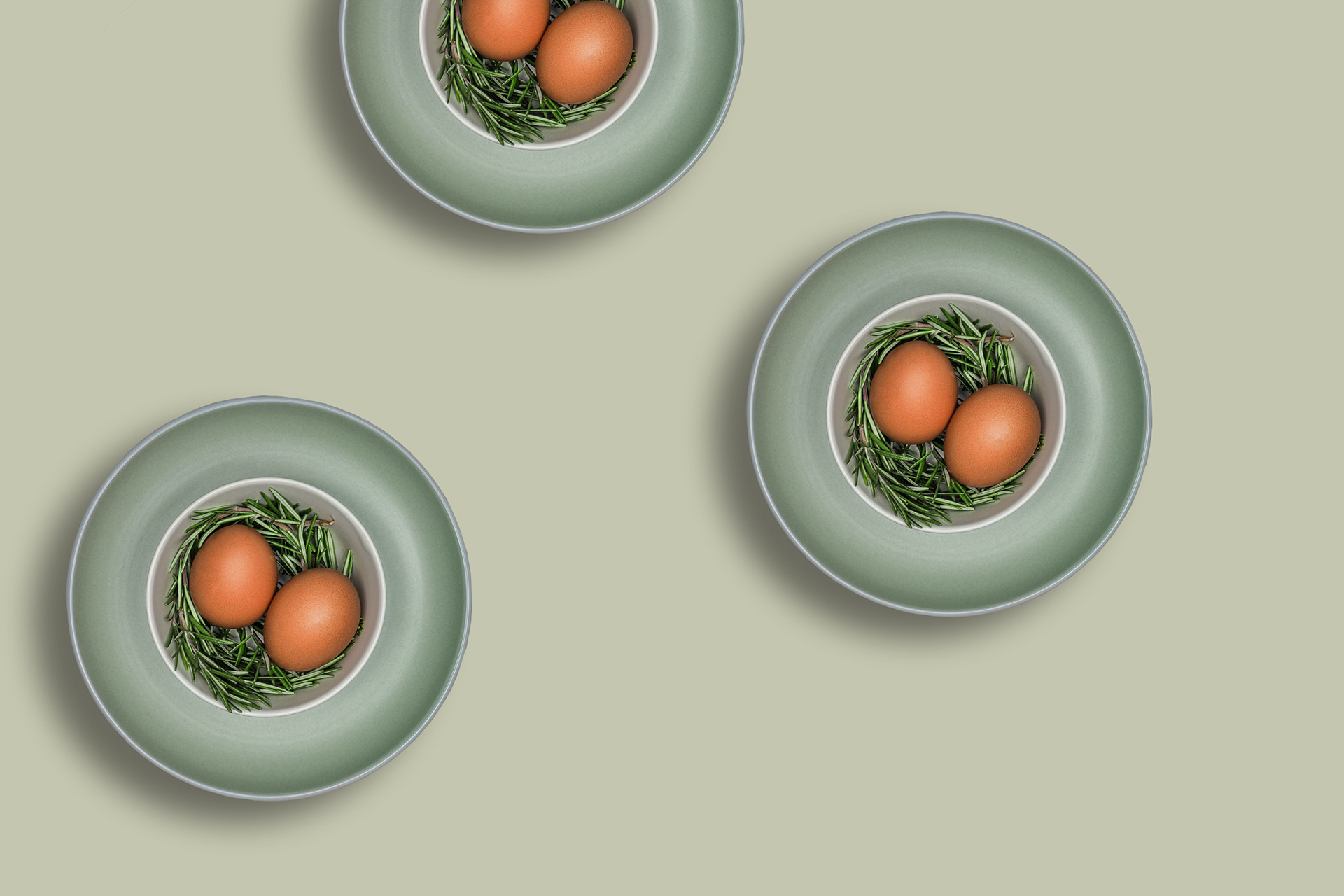 Vajcia s rozmarínom v miske na zelenom pozadí. Pohľad zhora. Autor Jana Kollarova