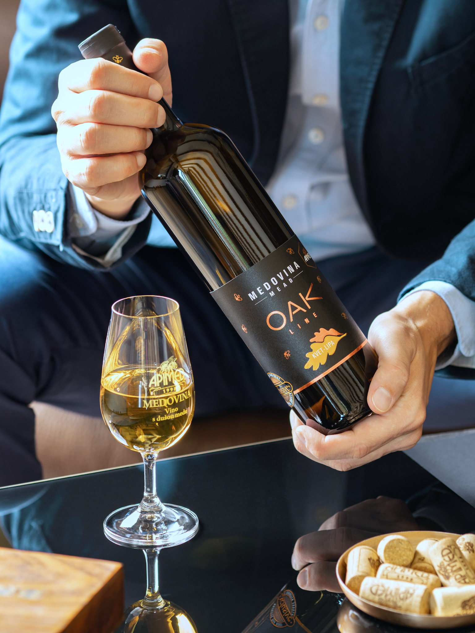 Muž s pohárom medoviny Apimed s rozostreným pozadím - autor Jana Kollarova