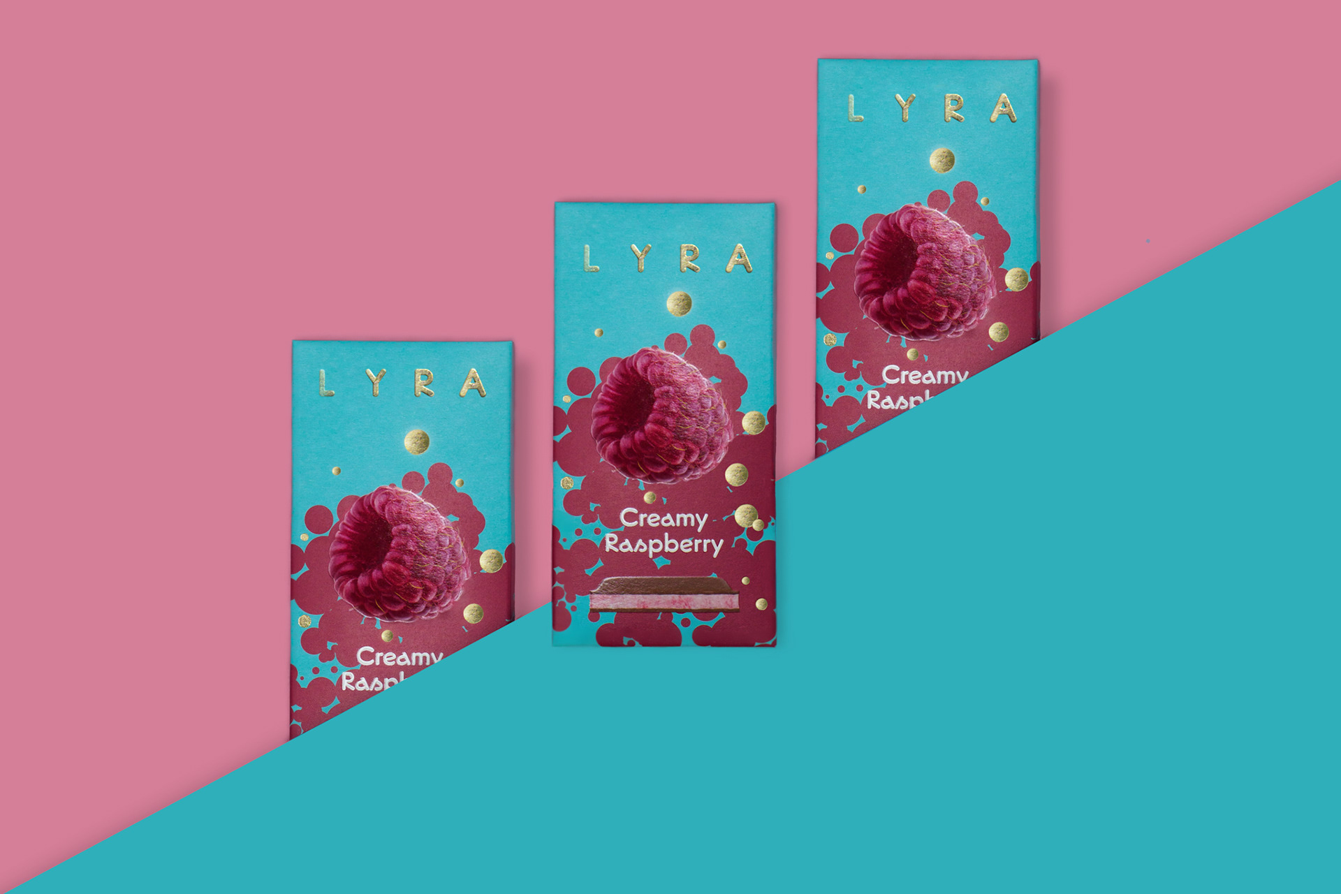 Tri malinové čokolády na ružovo-modrom podklade. Autor Jana Kollarova