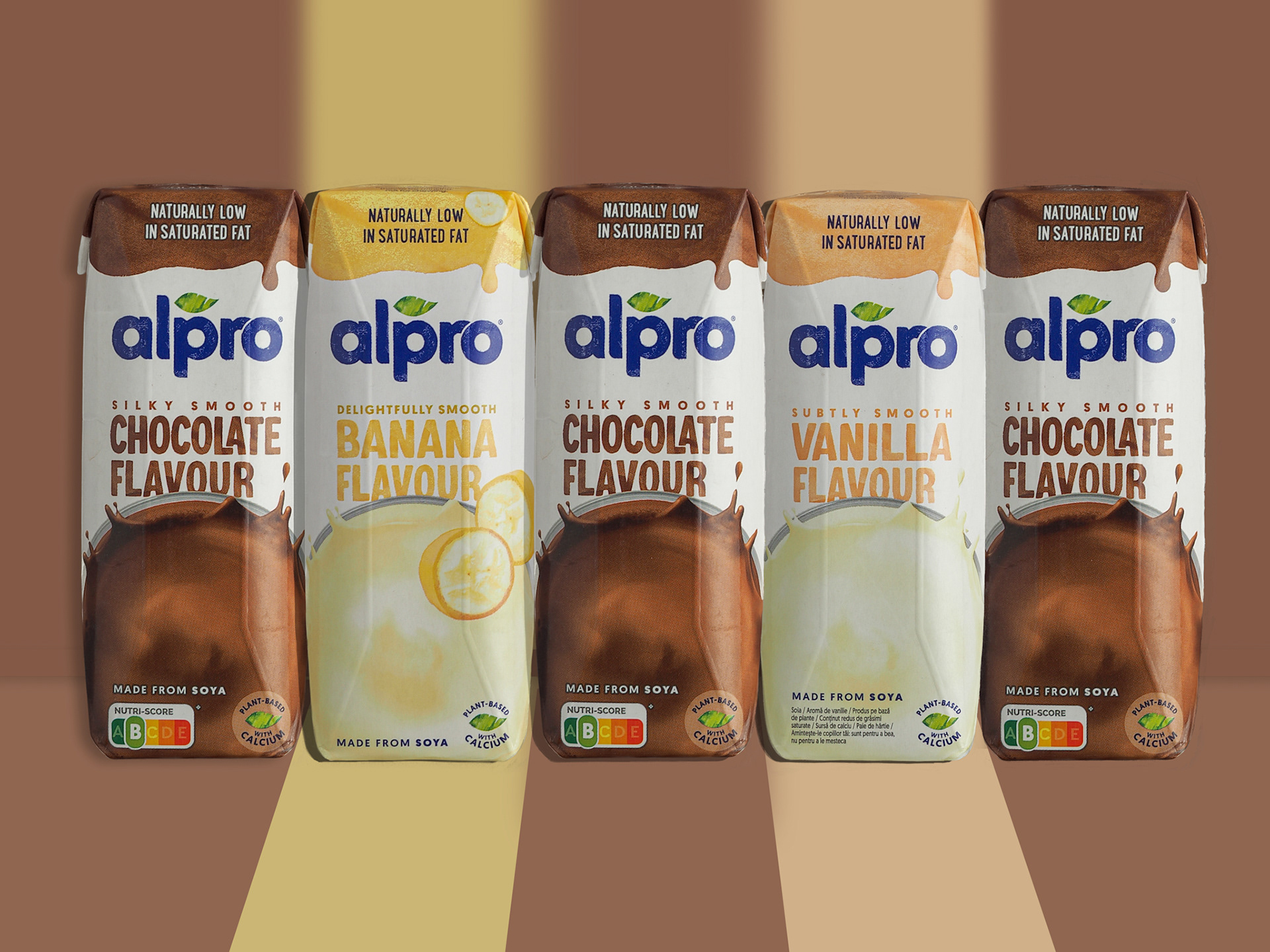 Sójové mlieko s príchuťou vanilky, banánu a čokolády. Pohľad spredu. Autor Jana Kollarova.