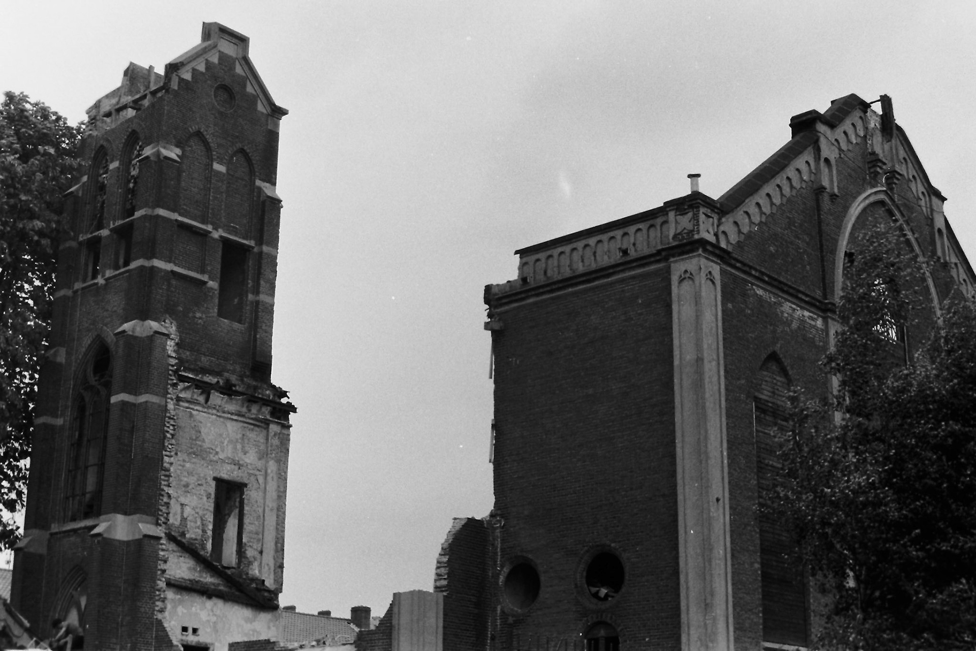 Restanten van de afgebrande kerk