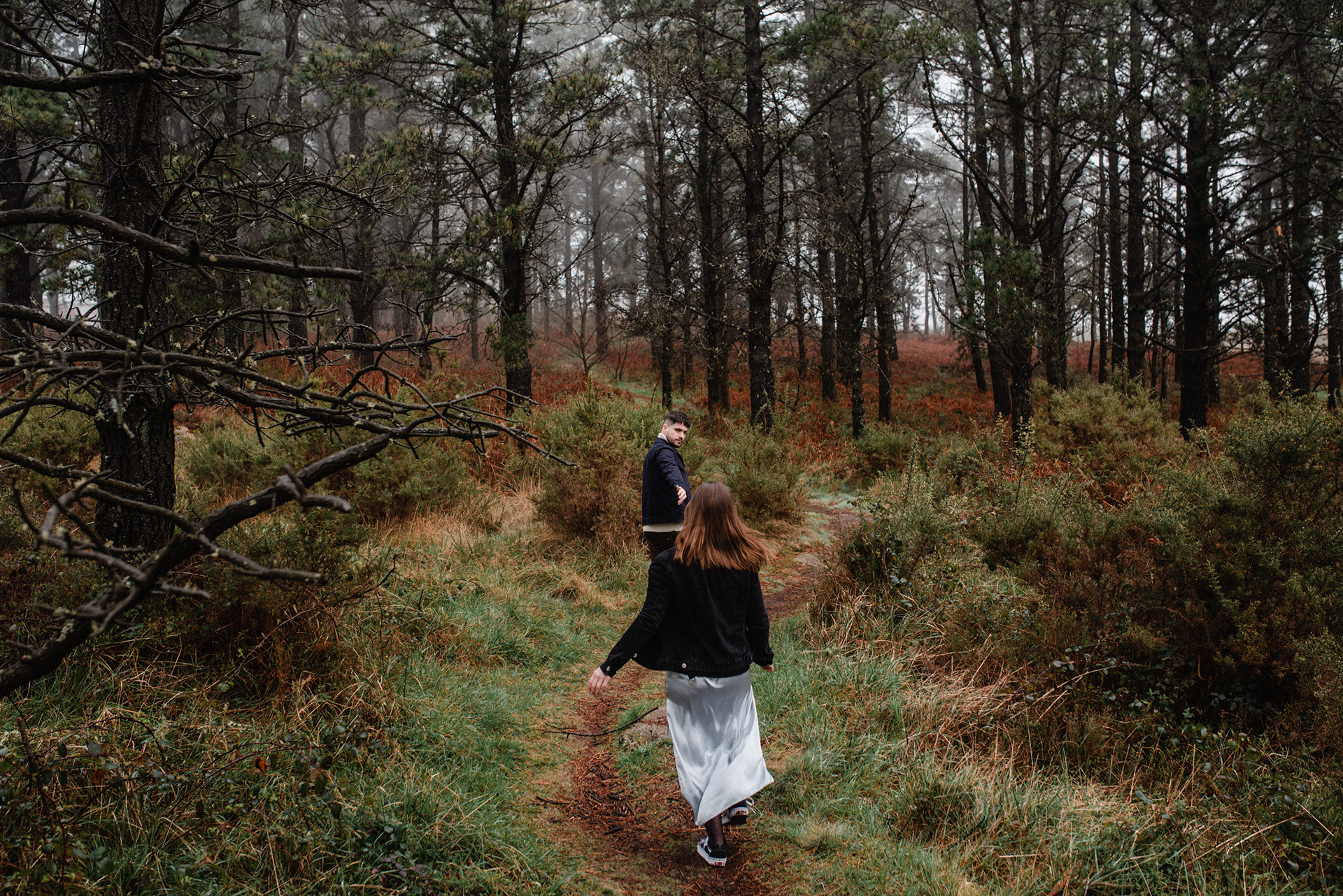 fotografia de novios en bosque de espana