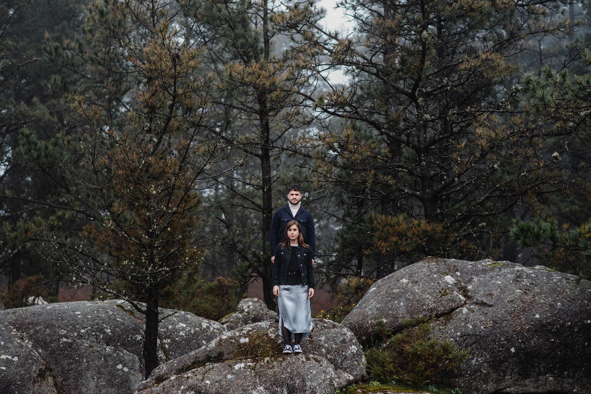 Foto de pareja en bosque