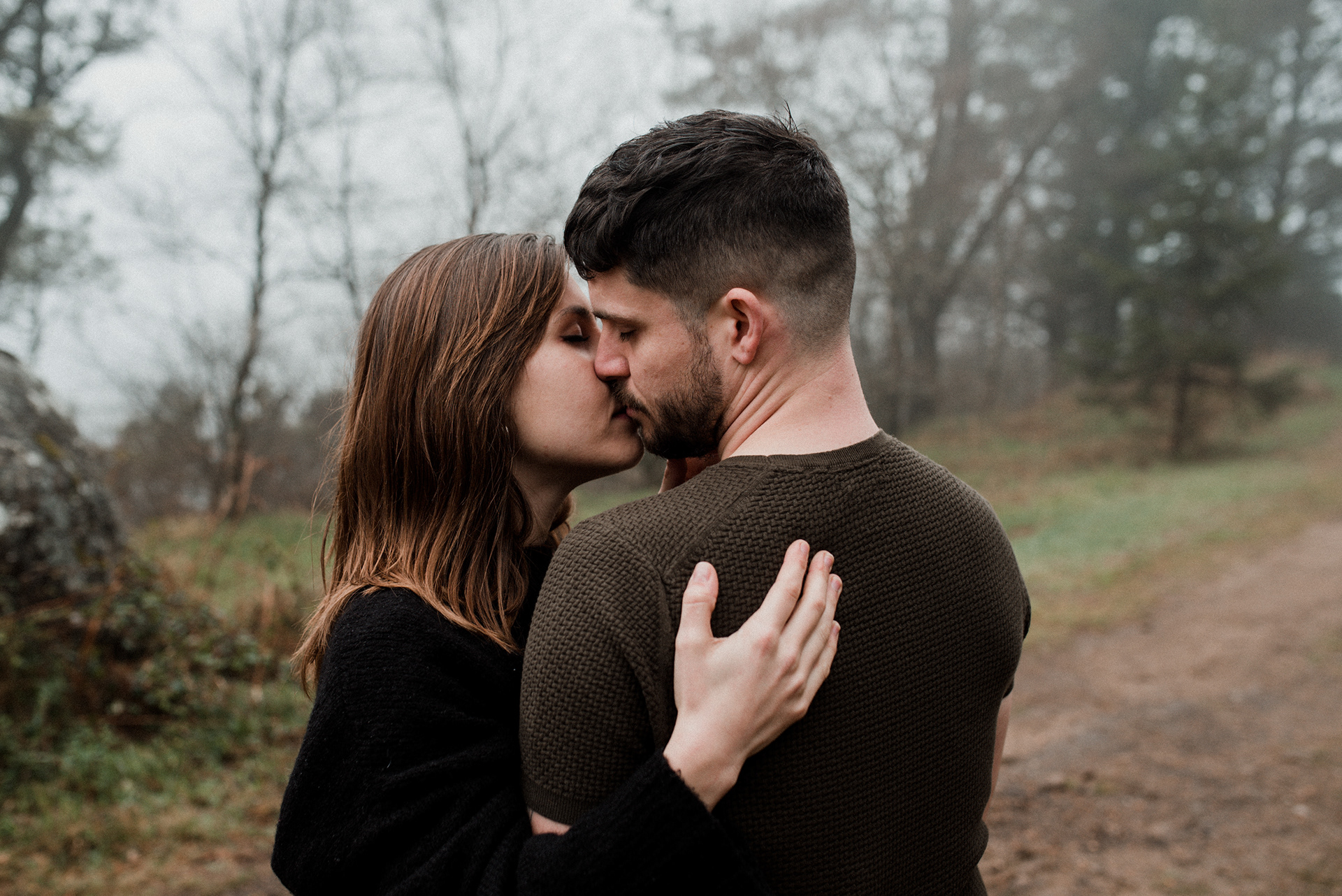 Foto de pareja en bosque